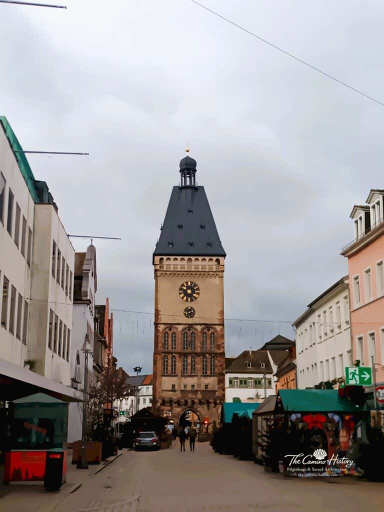 Blick über die Maximilianstraße auf das Altpörtel in Speyer