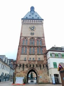 Kunst und Kultur 4 Ostseite des Altpörtels in Speyer mit Torbogen, Fensterreihen und zwei Turmuhren
