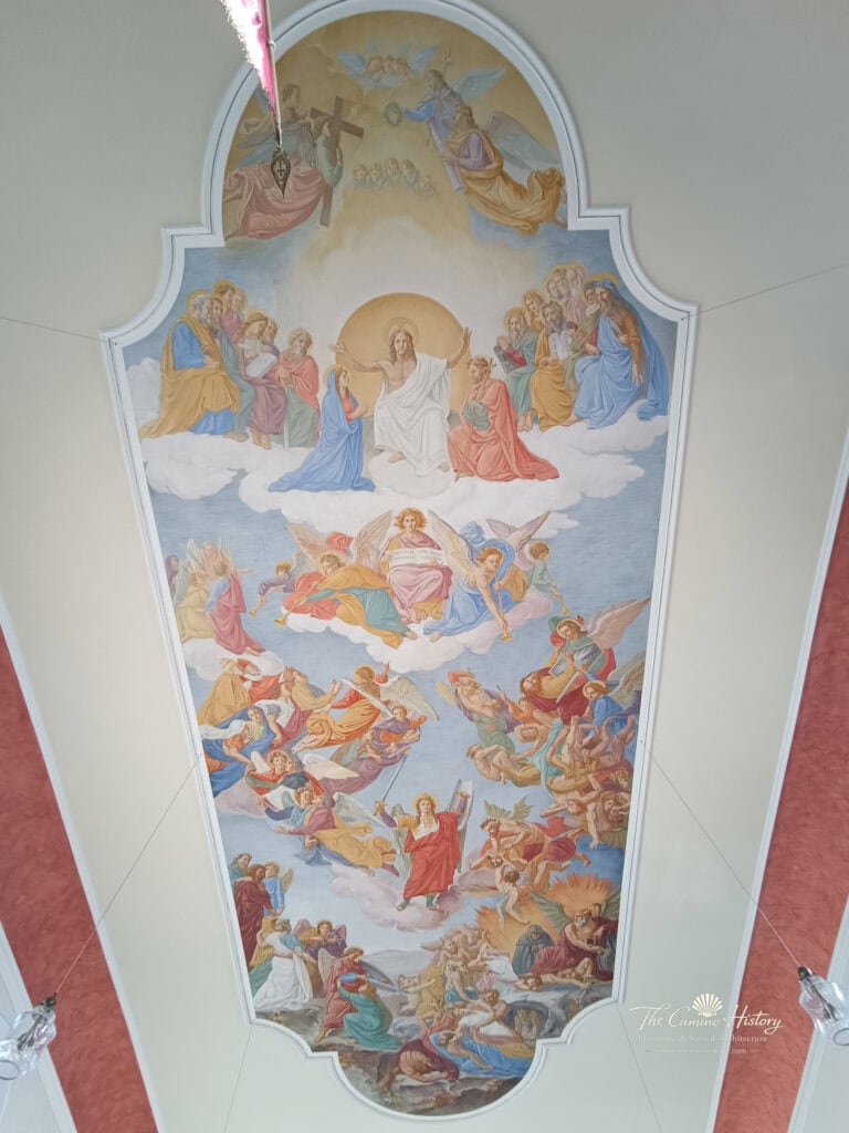 Das Jüngste Gericht erstreckt sich über einen großen Teil der Decke des Kirchenschiffs.