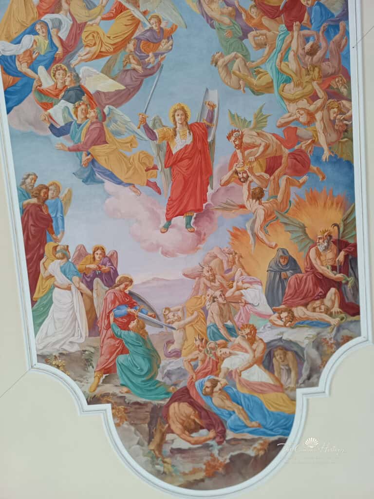 Engel mit Schwert zwischen Erlösten und Verdammten im Deckengemälde von St. Bartholomäus in Fischbach bei Dahn