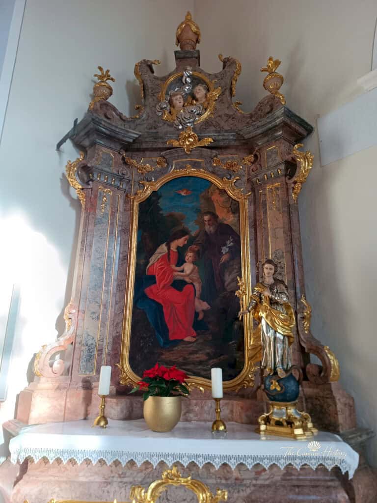 Linker barocker Seitenaltar mit Gemälde der Heiligen Familie in St. Bartholomäus Fischbach bei Dahn