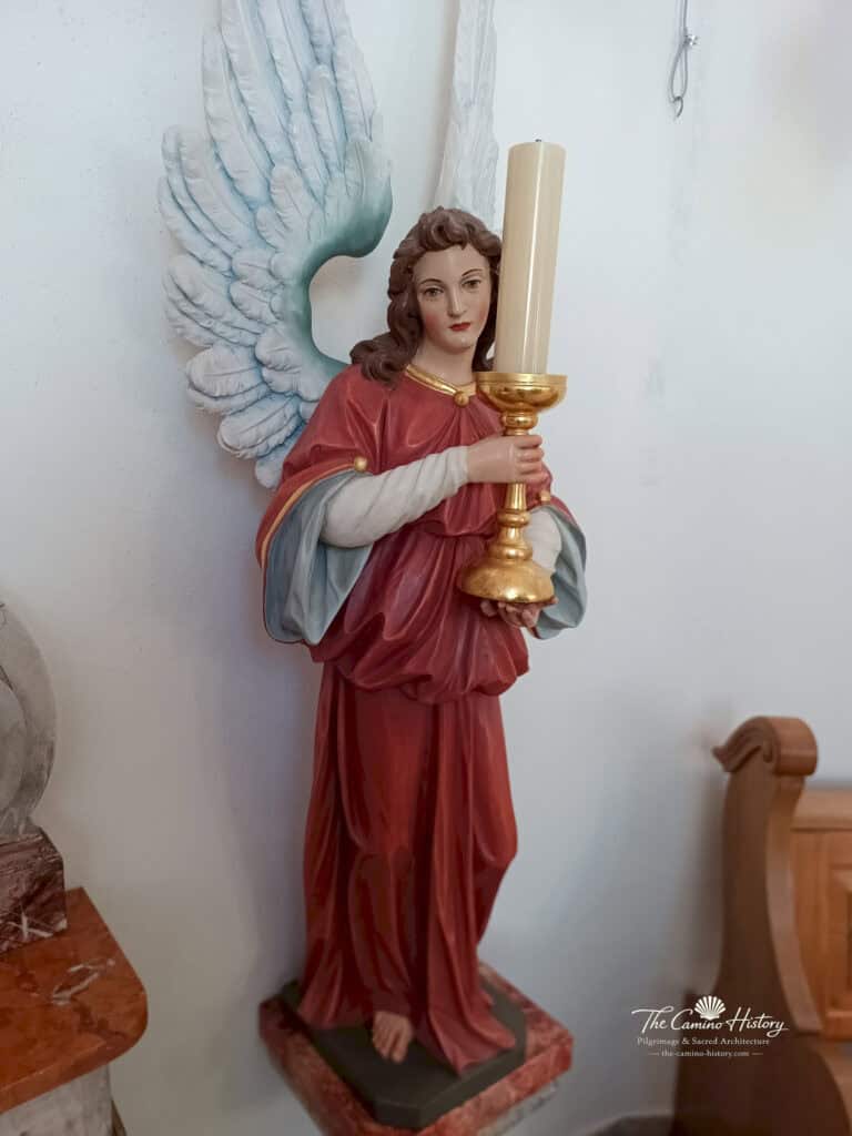 Engelsfigur im roten Gewand mit vergoldetem Kerzenleuchter in St. Bartholomäus Fischbach bei Dahn