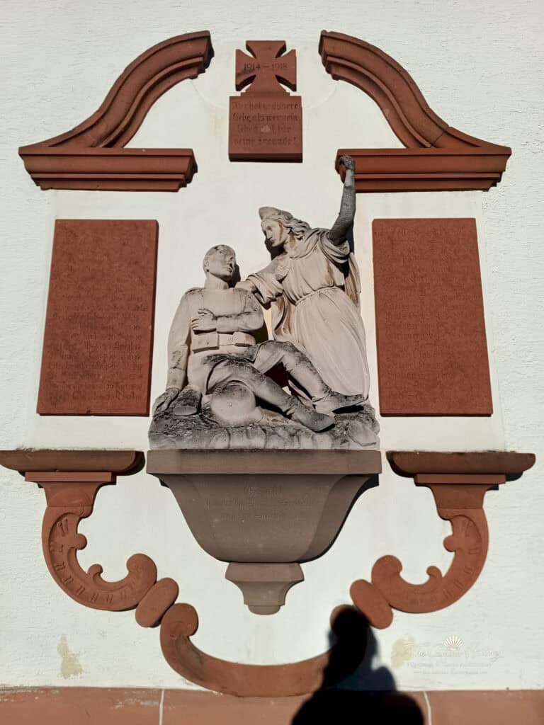 Kriegerdenkmal für die Gefallenen des Ersten Weltkriegs an der Außenfassade von St. Bartholomäus