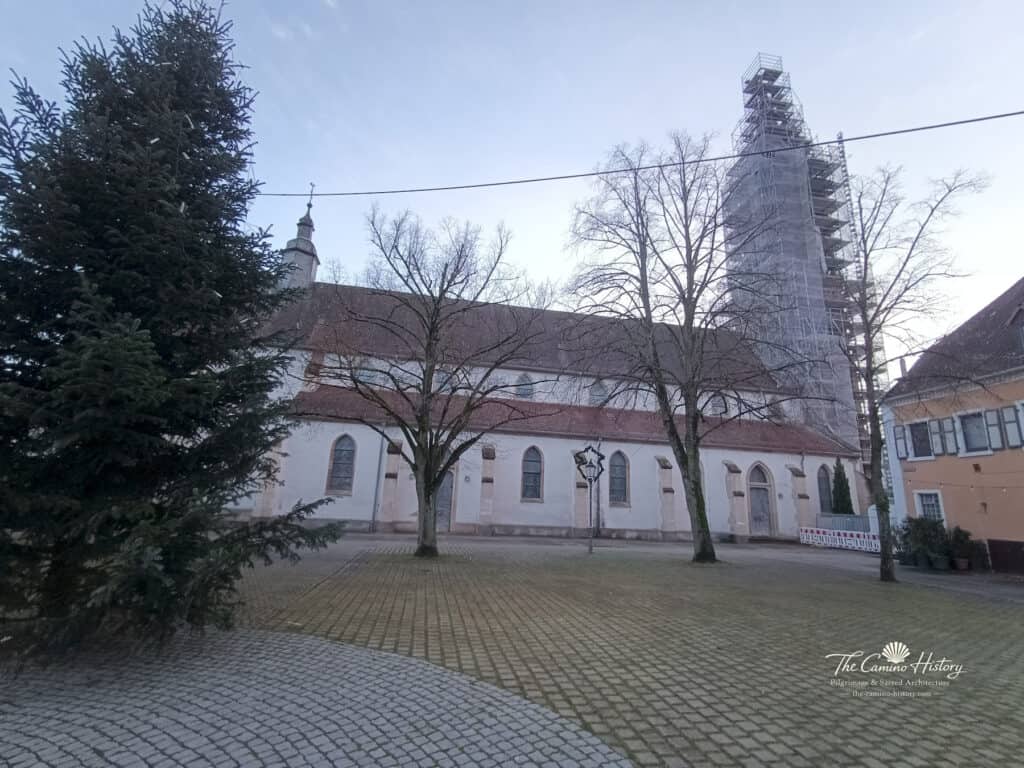 Außenansicht der katholischen Kirche St. Jakobus in Germersheim mit eingerüstetem Kirchturm
