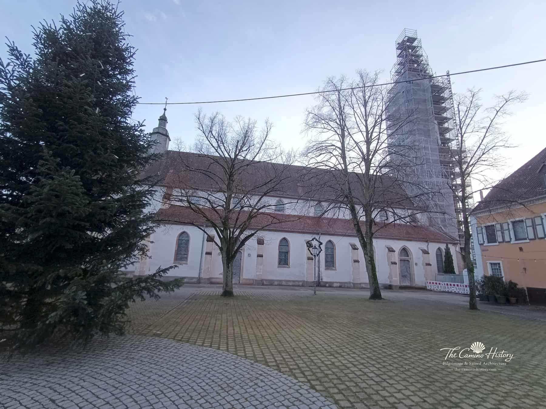 Startseite 5 Außenansicht der katholischen Kirche St. Jakobus in Germersheim mit eingerüstetem Kirchturm