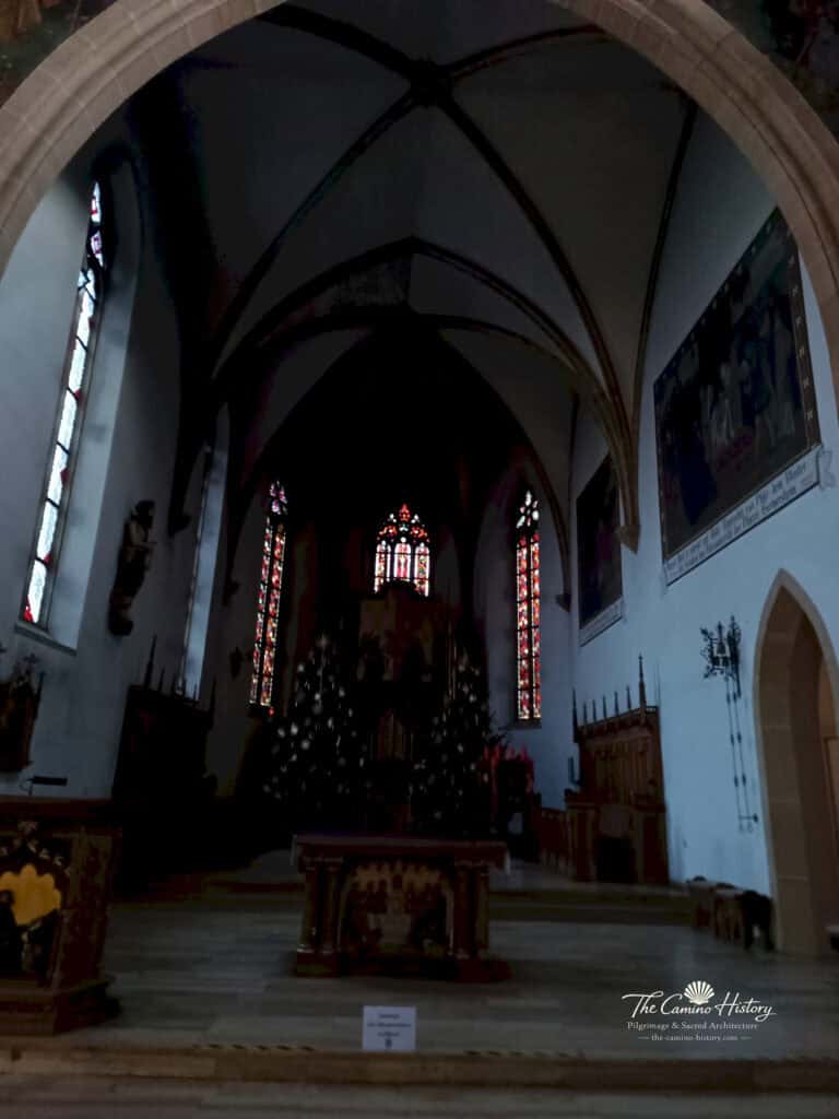 Blick in den Chorraum von St. Jakobus in Germersheim mit Spitzbogenfenstern, Gewölbe und Altar