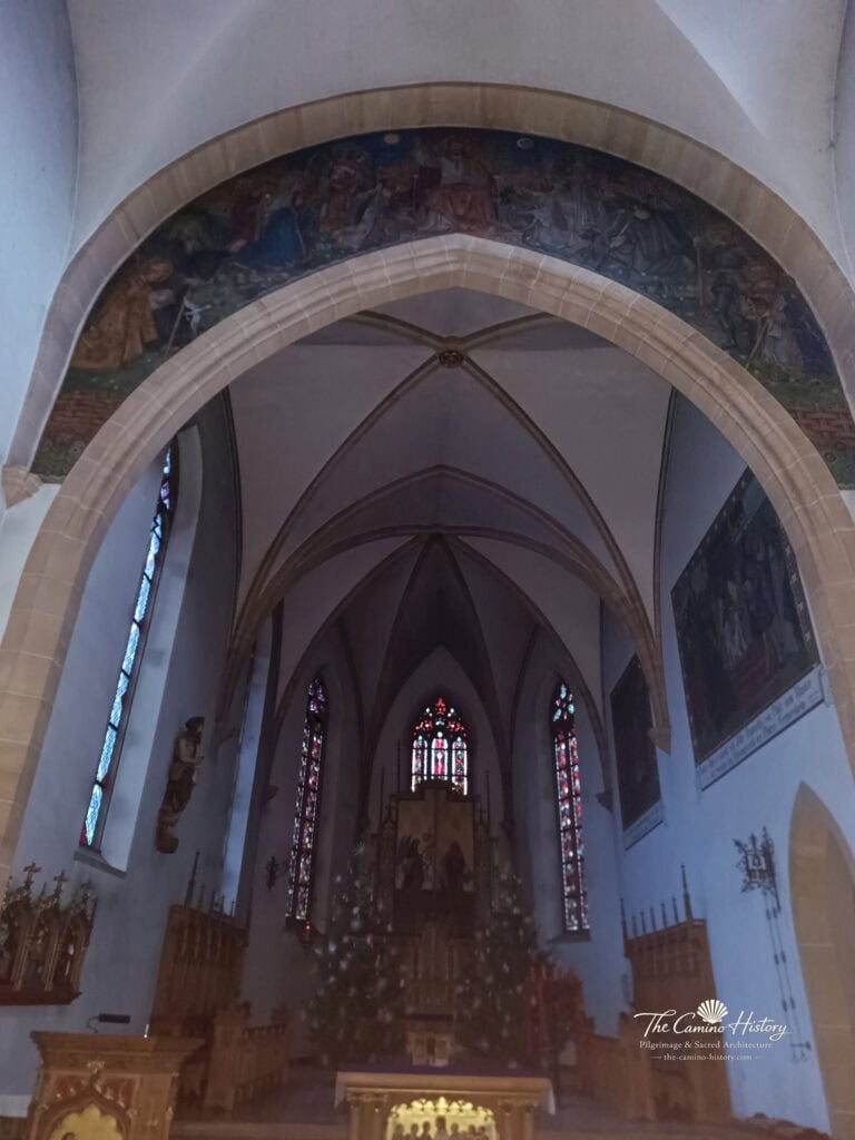 Chorraum von St. Jakobus in Germersheim mit historischen Wandmalereien an der rechten Chorwand
