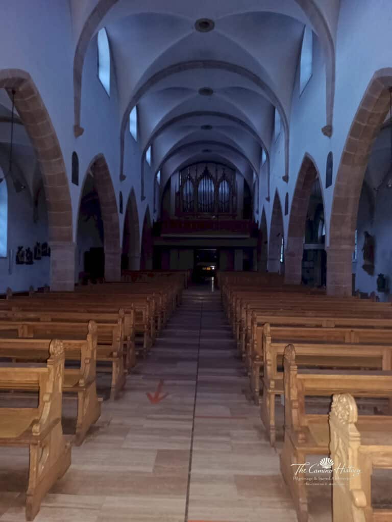 Blick vom Chor durch das Mittelschiff von St. Jakobus in Germersheim in Richtung Orgelempore und Ausgang