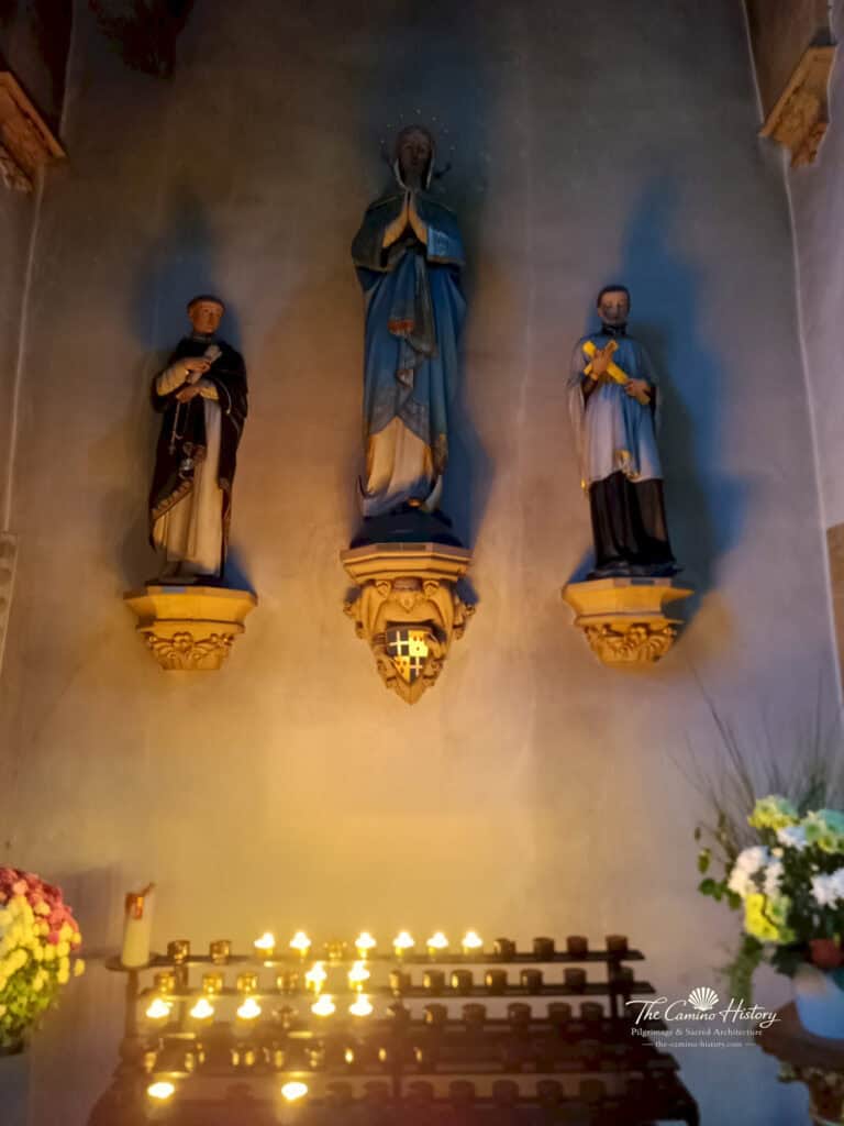 Marienstatue mit zwei Heiligenfiguren und Opferkerzen in der Kirche St. Jakobus in Germersheim