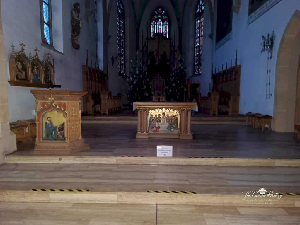Chor und Altarraum der Kirche St. Jakobus in Germersheim mit Altar, Chorgestühl und farbig verglasten Spitzbogenfenstern