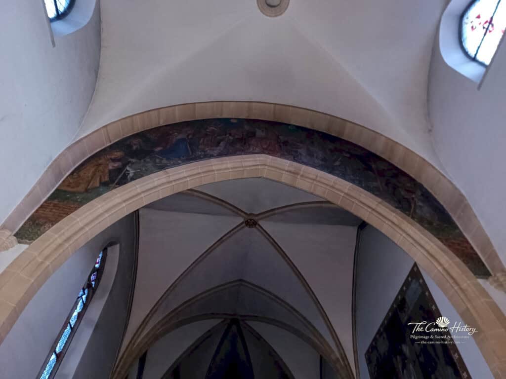 Gotisches Gewölbe und historische Wandmalerei im Chorbereich der Kirche St. Jakobus in Germersheim