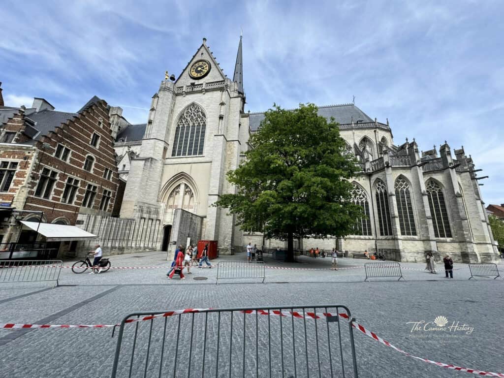 Seitenansicht der gotischen Sint-Pieterskerk in Leuven an der Via Lovaniensis