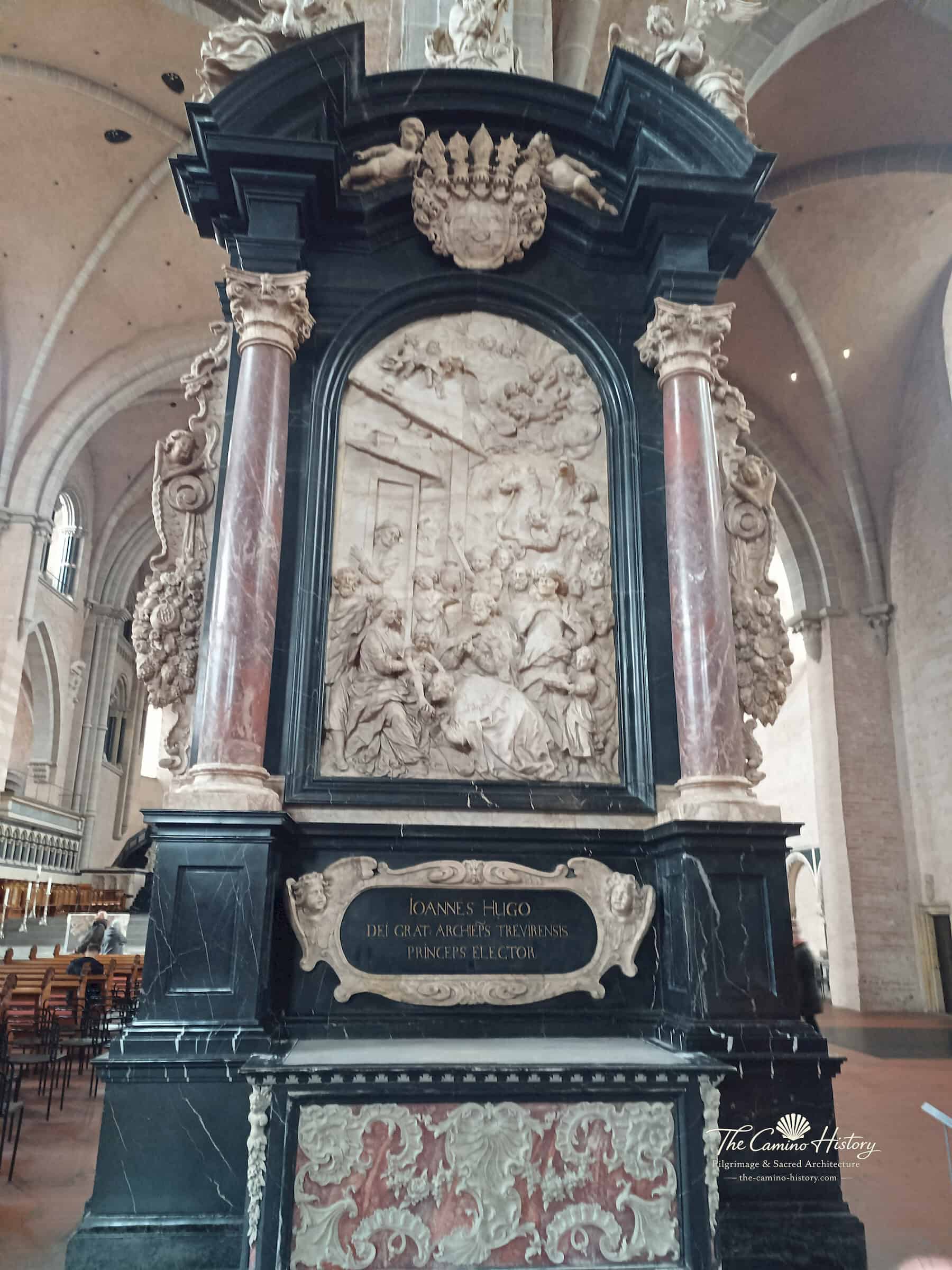 Gesamtansicht des Dreikönigsaltars im Trierer Dom: schwarzer Marmor, rote Säulen, Wappen und Anbetungsrelief