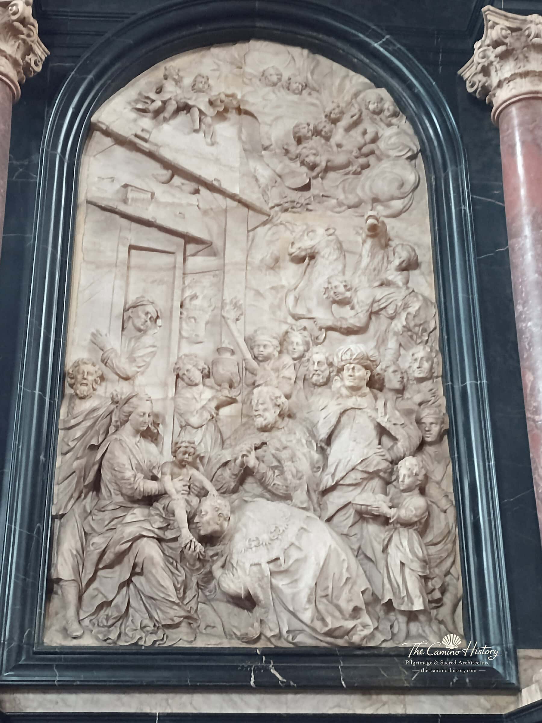 Das barocke Marmorrelief mit der Anbetung der Heiligen Drei Könige