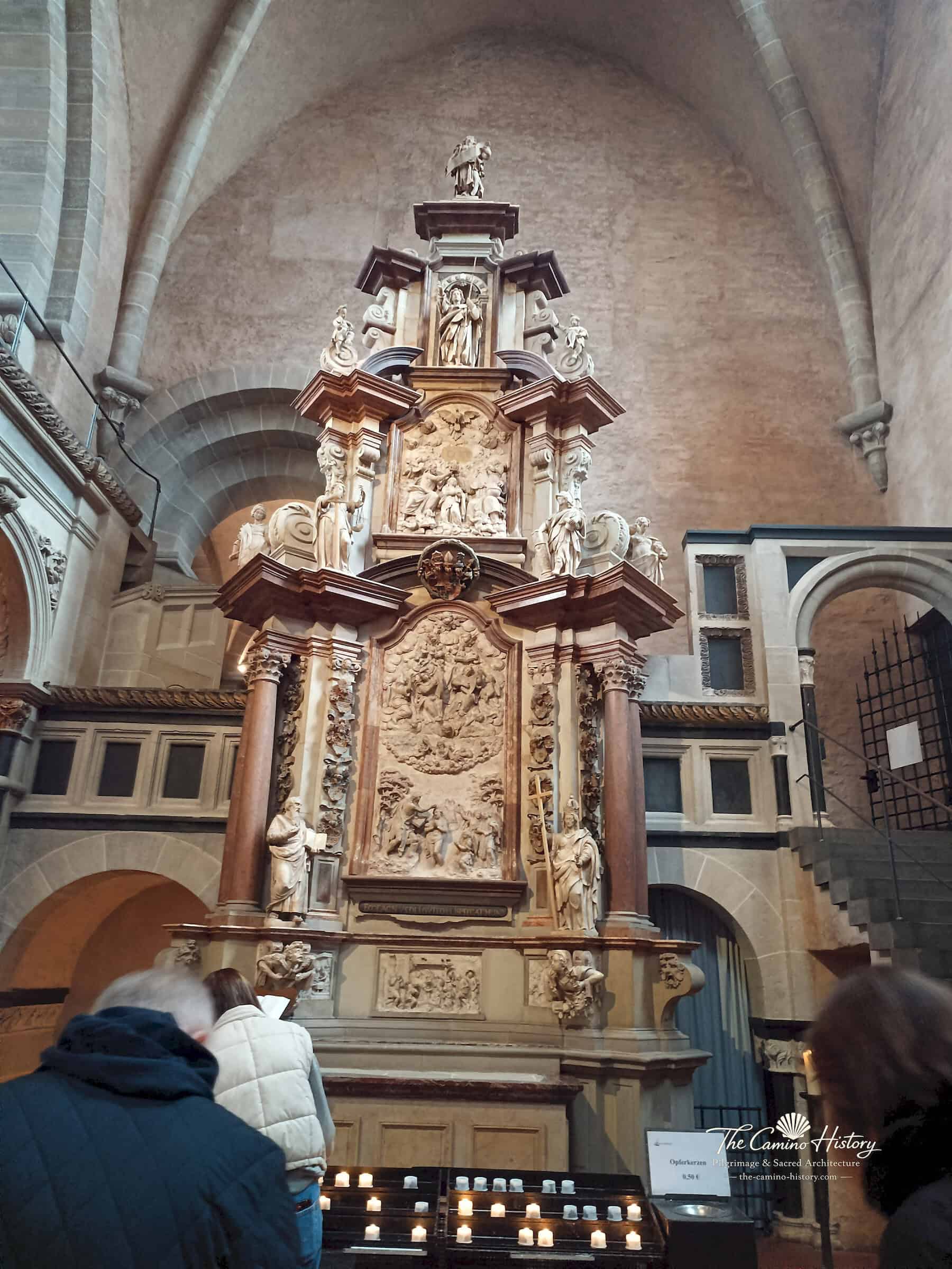 Gesamtansicht des Johannes-der-Täufer-Altars im Trierer Dom mit Säulen, Reliefs und Figuren