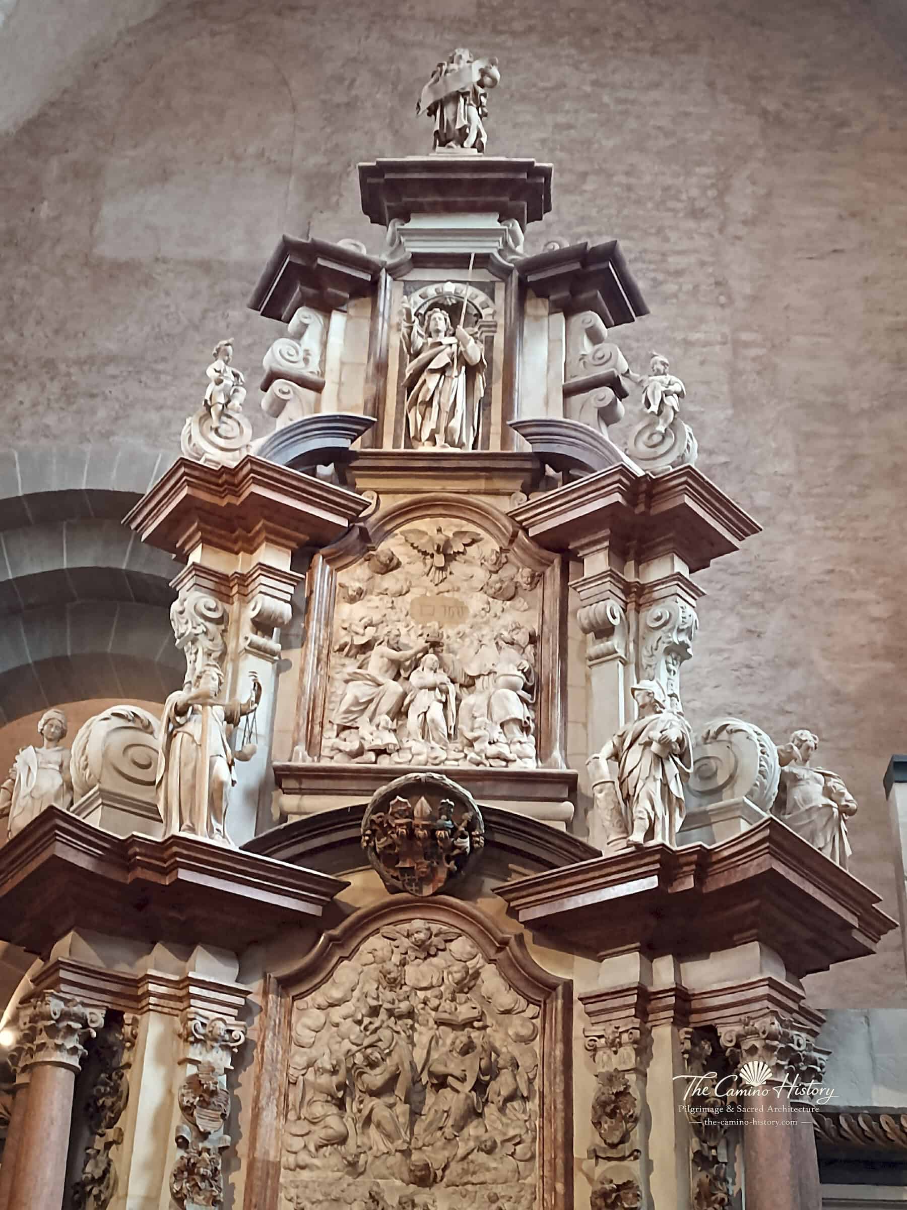 Oberer Aufbau des Johannes-der-Täufer-Altars im Trierer Dom mit Figuren und Reliefs