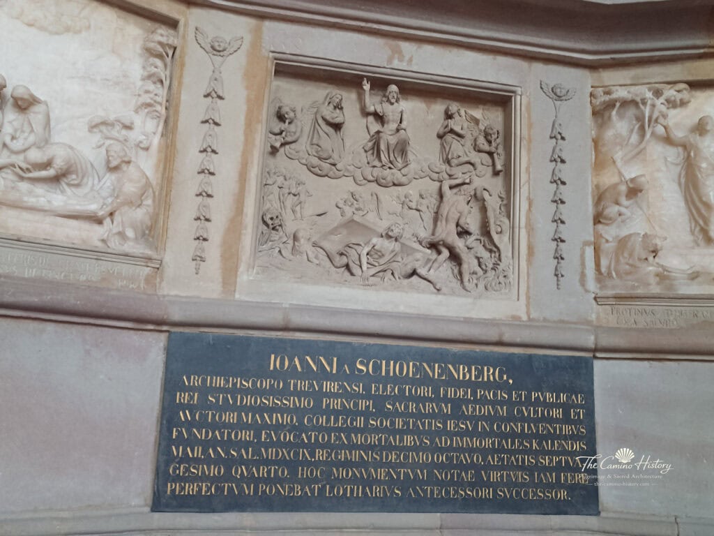 Das Relief des Jüngsten Gerichts gehört zu den erhaltenen Bestandteilen des ursprünglichen Renaissancegrabmals Johann von Schönenburgs. Darunter befindet sich die lateinische Gedenkinschrift für den Erzbischof.