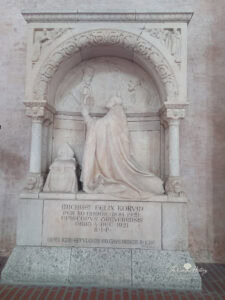 Eifel Camino 15 Das Grabdenkmal des Trierer Bischofs Michael Felix Korum an der Nordwand des Trierer Doms. Der Münchner Bildhauer Georg Busch gestaltete es in der Form eines romanischen Arkosolgrabes.