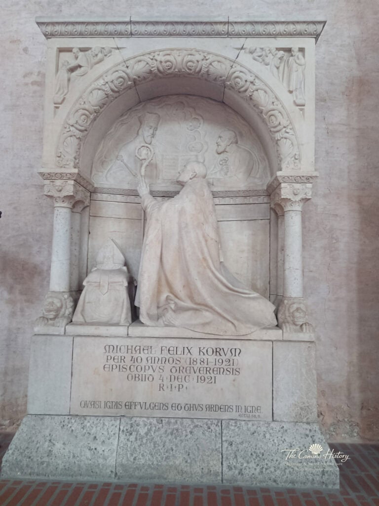 Trier – Grabdenkmal von Bischof Michael Felix Korum 7 Das Grabdenkmal des Trierer Bischofs Michael Felix Korum an der Nordwand des Trierer Doms. Der Münchner Bildhauer Georg Busch gestaltete es in der Form eines romanischen Arkosolgrabes.