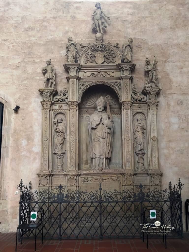 Trier – Grabdenkmal des Erzbischofs Johann von Metzenhausen 1 Das Grabdenkmal des Erzbischofs Johann III. von Metzenhausen im Trierer Dom. Die monumentale Renaissancearchitektur verbindet die Darstellung des Erzbischofs mit Heiligenfiguren, Wappen und einem umfangreichen christologischen Bildprogramm.