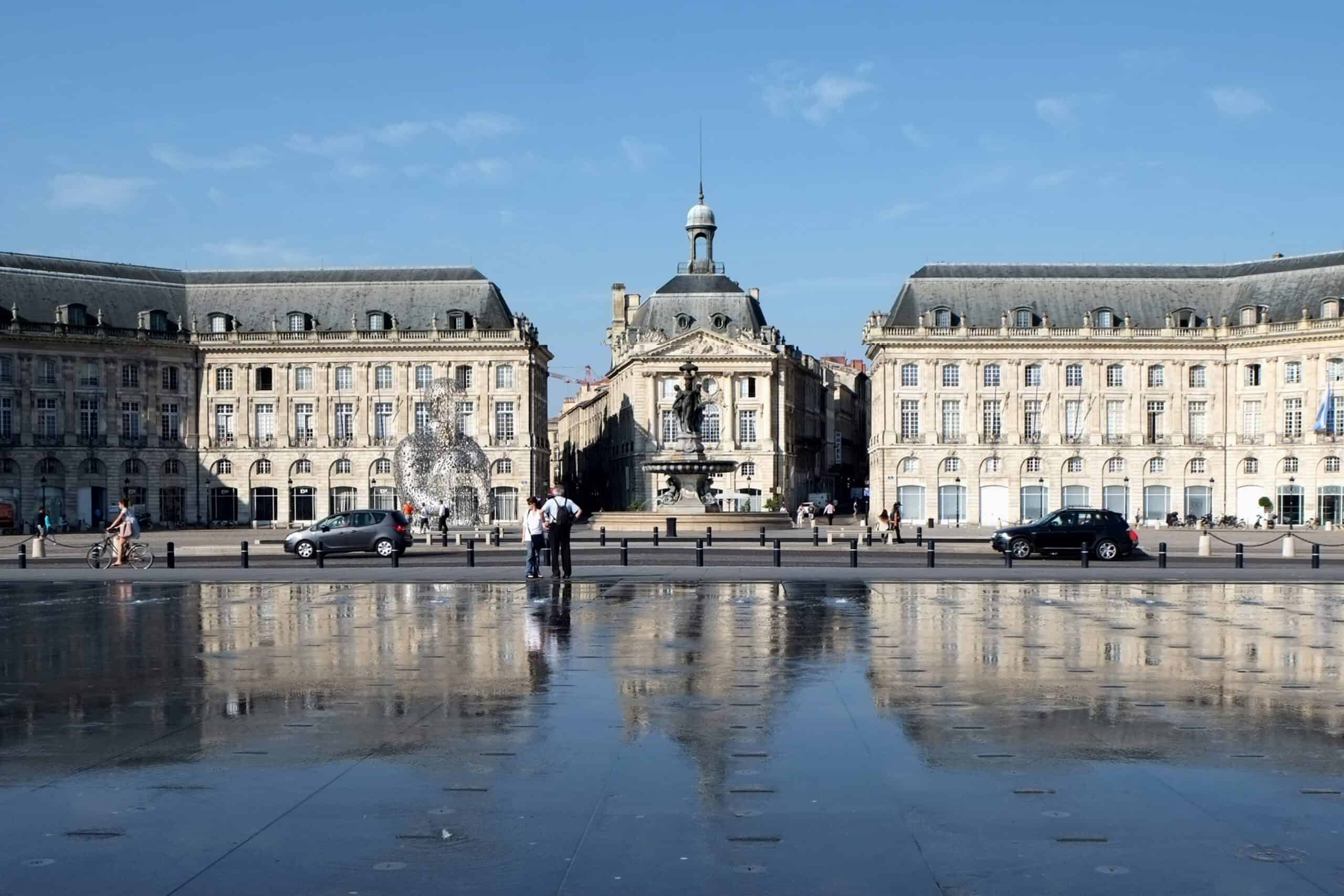 via turonensis 9 Symmetrische klassizistische Fassaden am Place de la Bourse in Bordeaux spiegeln sich im flachen Wasserbecken