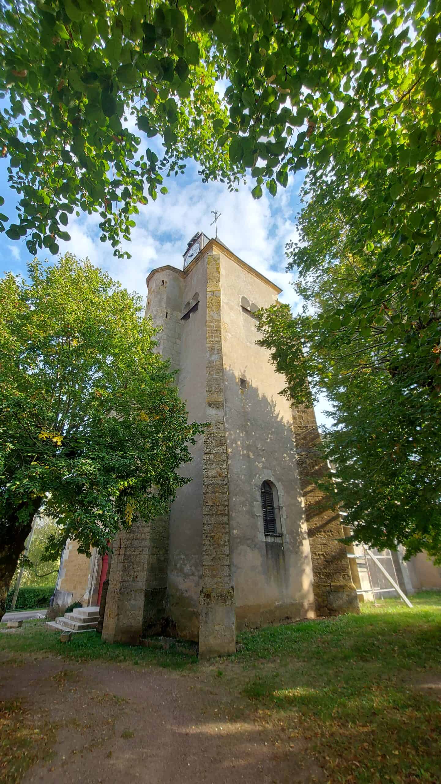 Kleine historische Kirche zwischen alten Bäumen