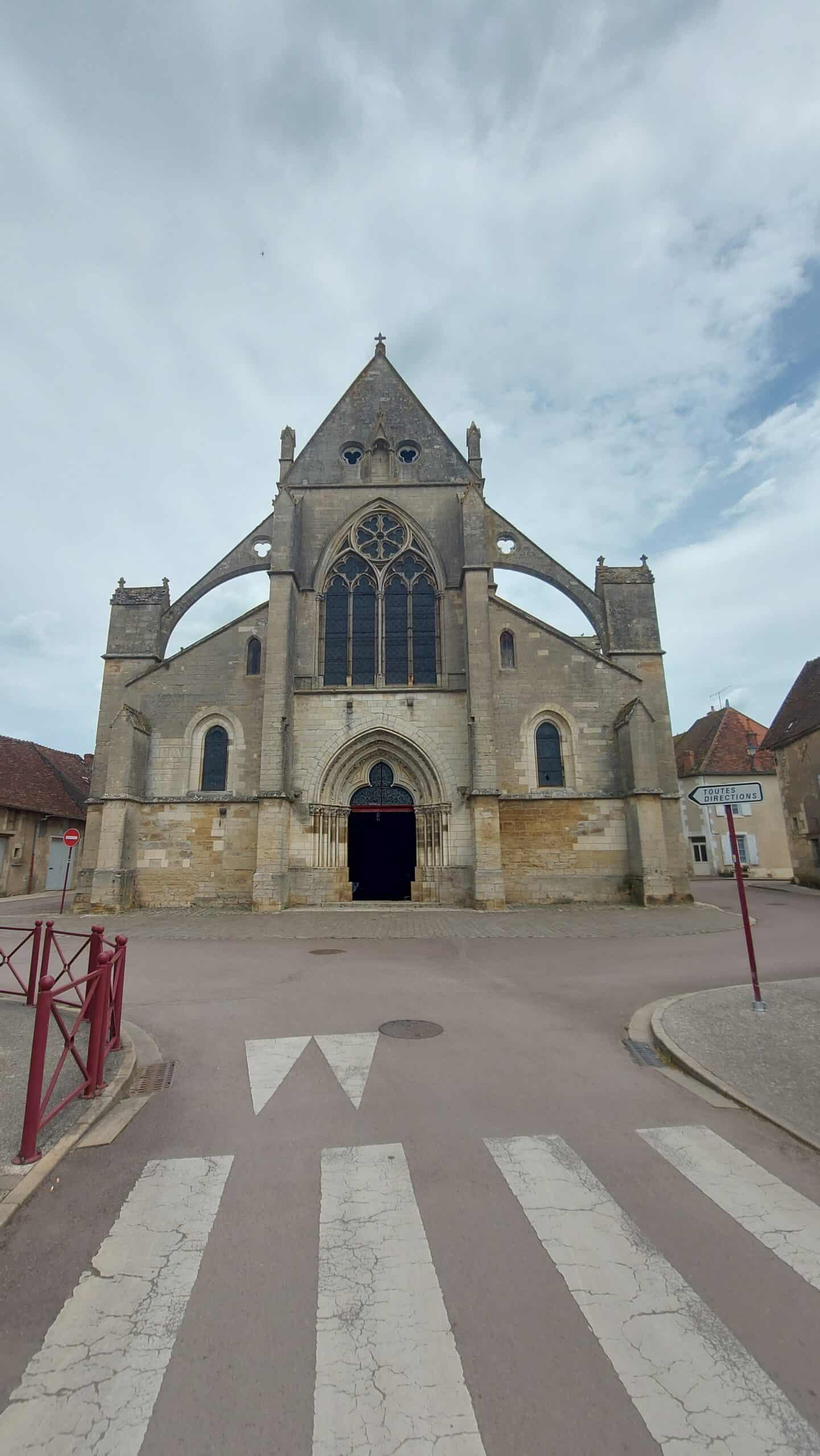 Gotische Kirche mit hohem Mittelfenster