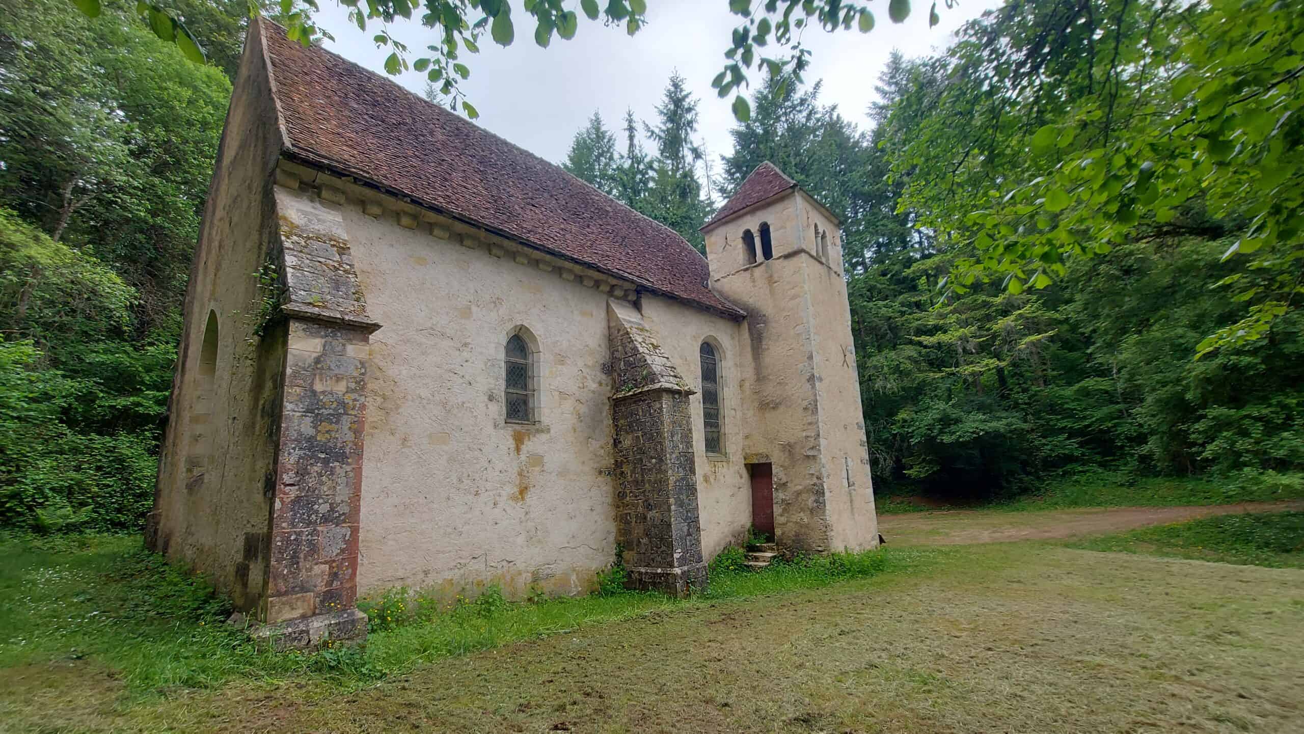 Kleine Kapelle am Waldrand