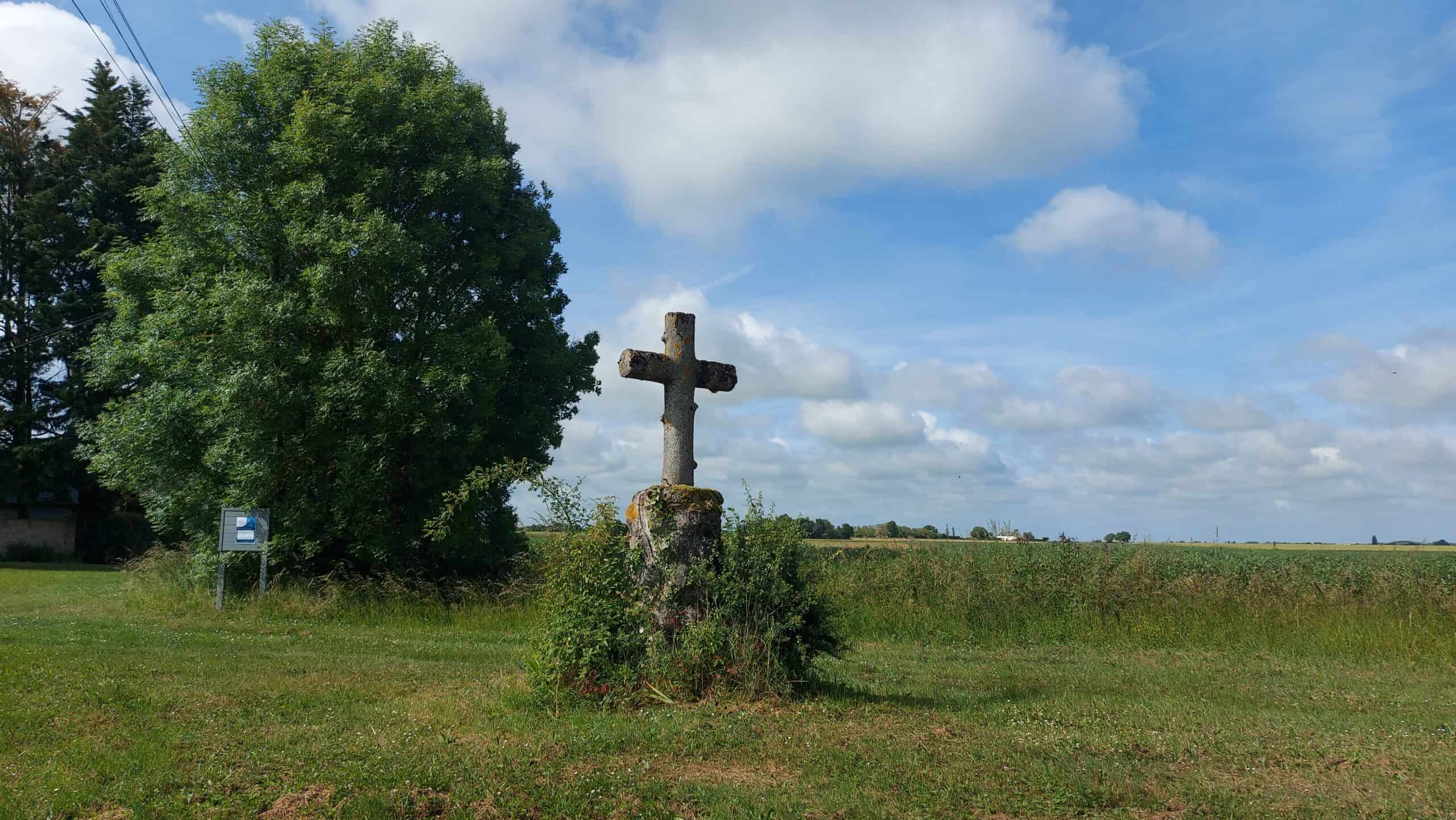 Steinernes Flurkreuz auf freiem Feld