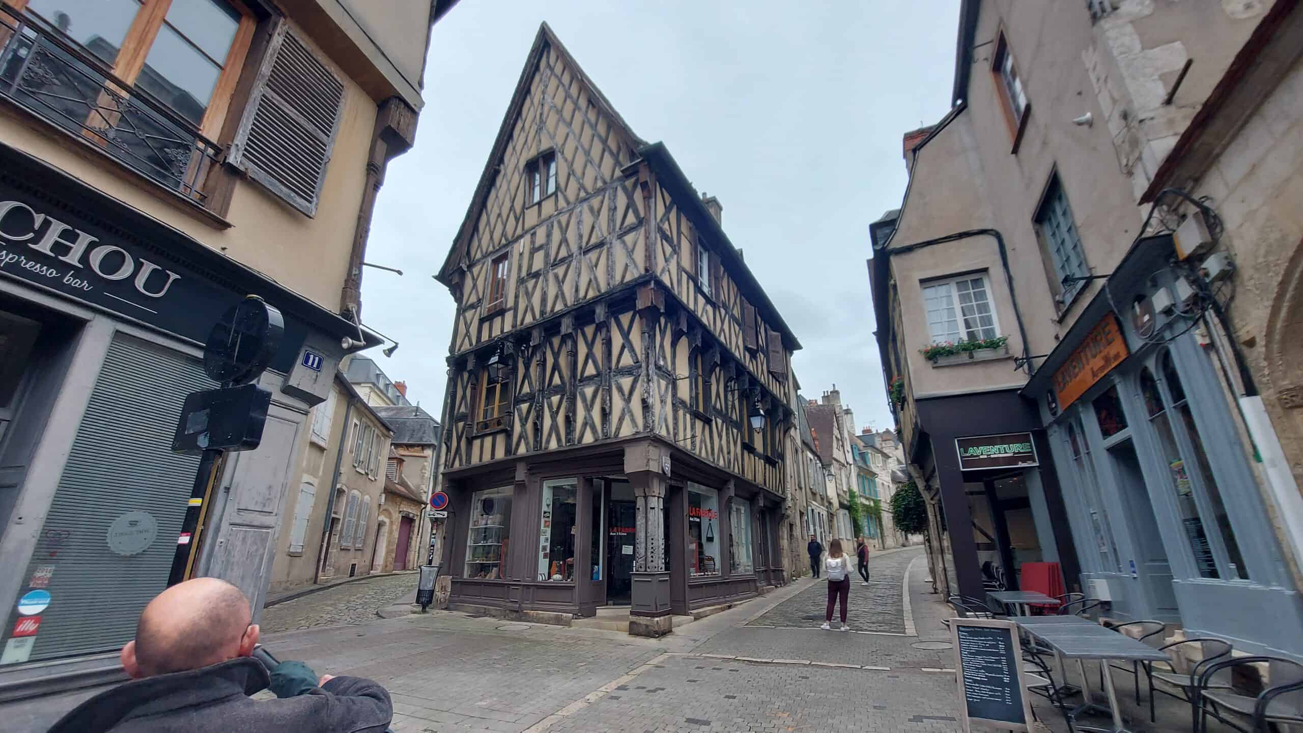 Altstadtgasse mit historischen Fachwerkhäusern