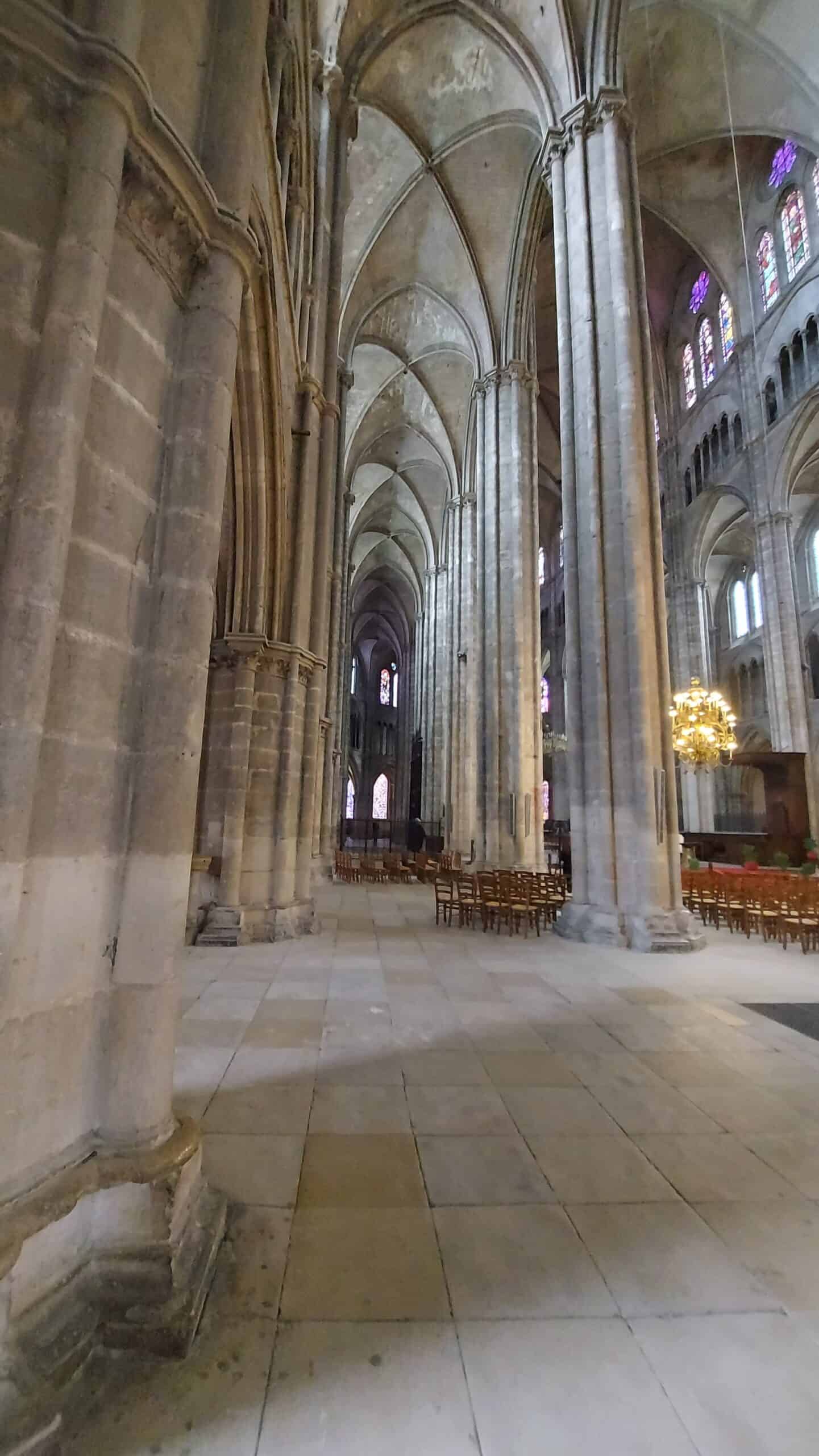 Hohe Pfeiler und Gewölbe einer gotischen Kirche