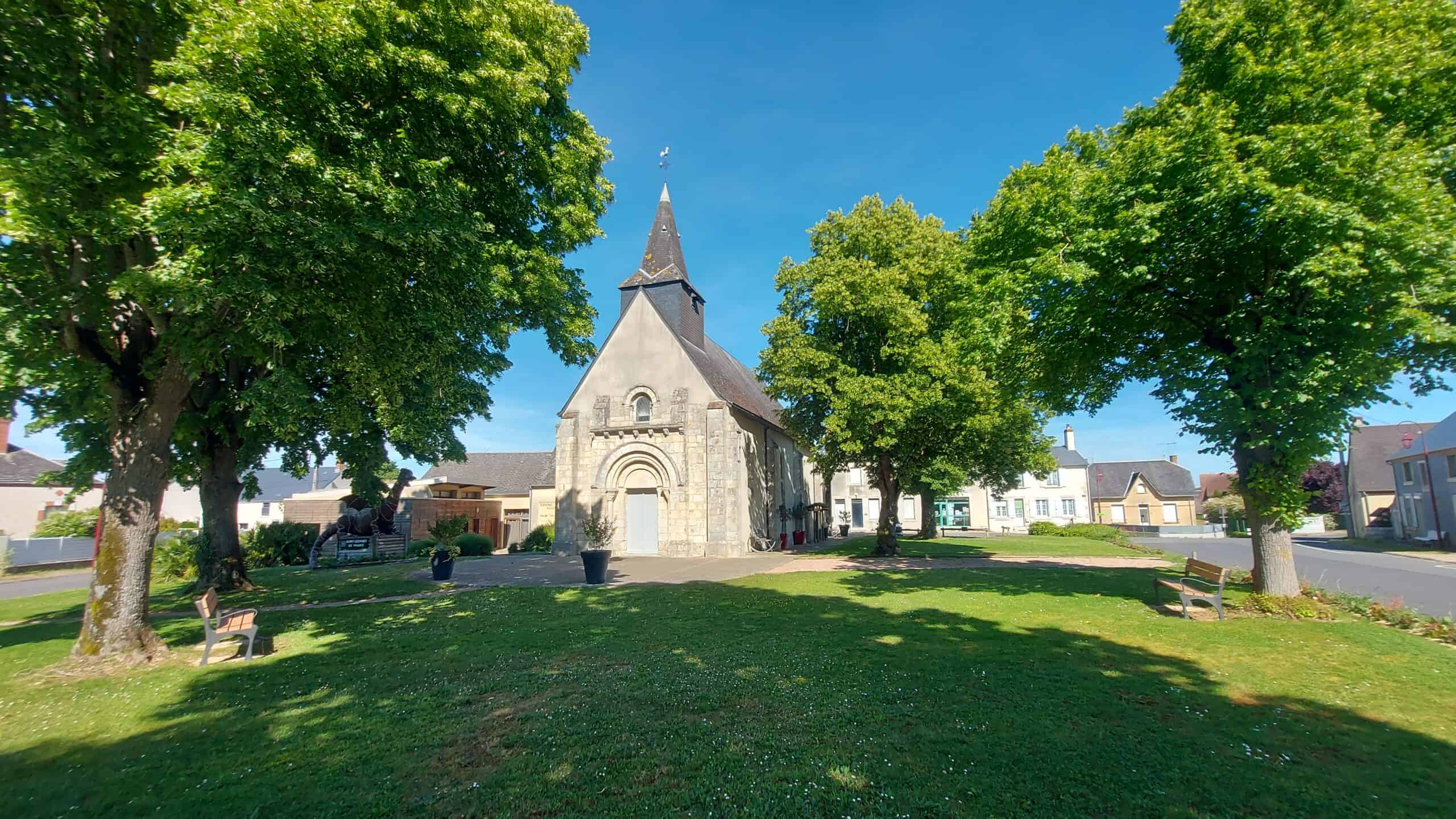 Kleine Kirche am grünen Dorfplatz