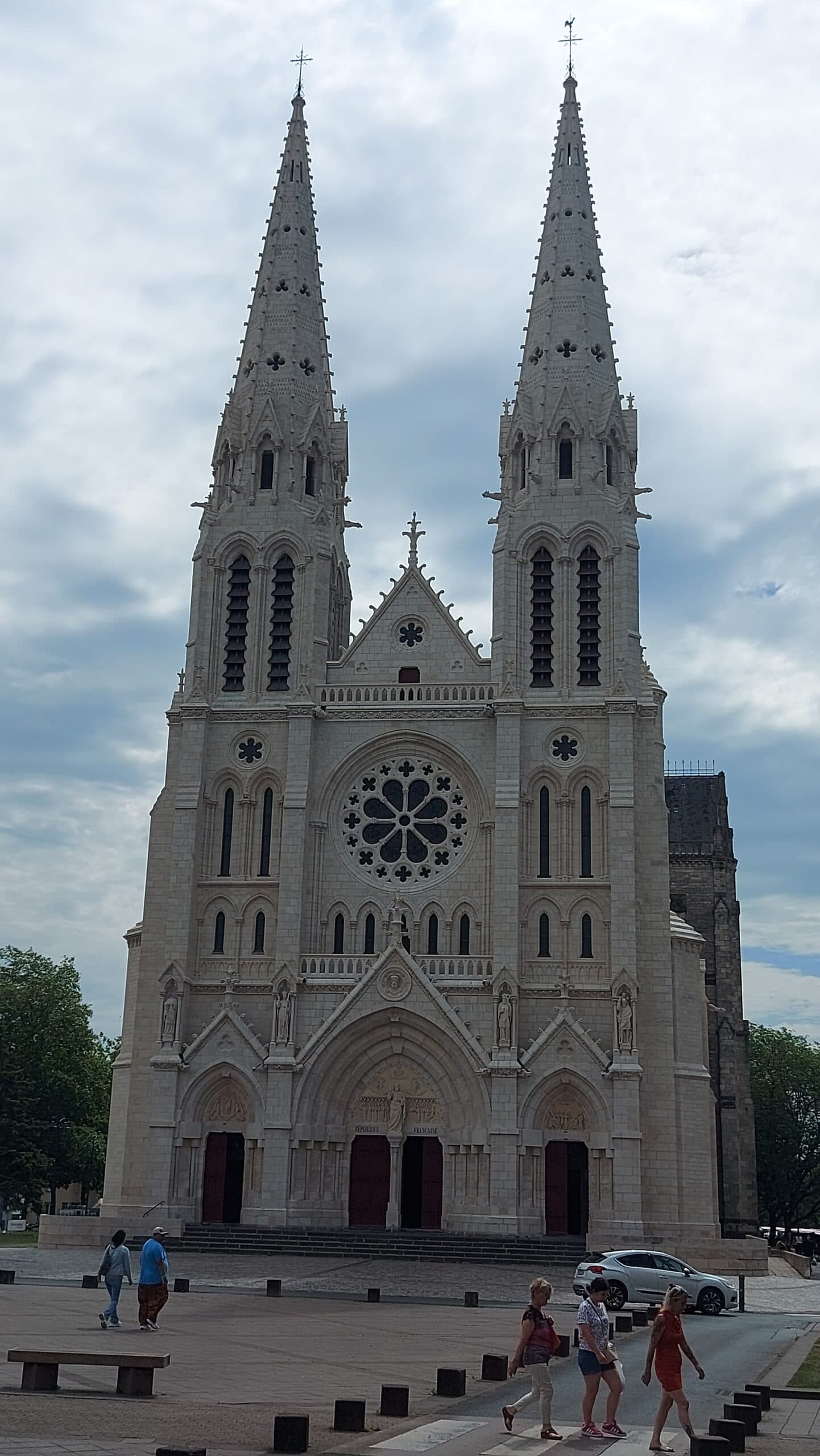 Doppeltürmige Kirchenfassade mit Rosettenfenster