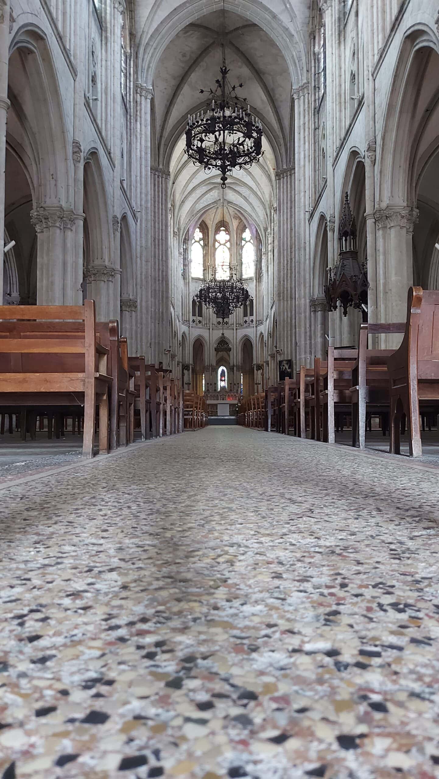 Blick durch ein hohes Kirchenschiff zum Chor