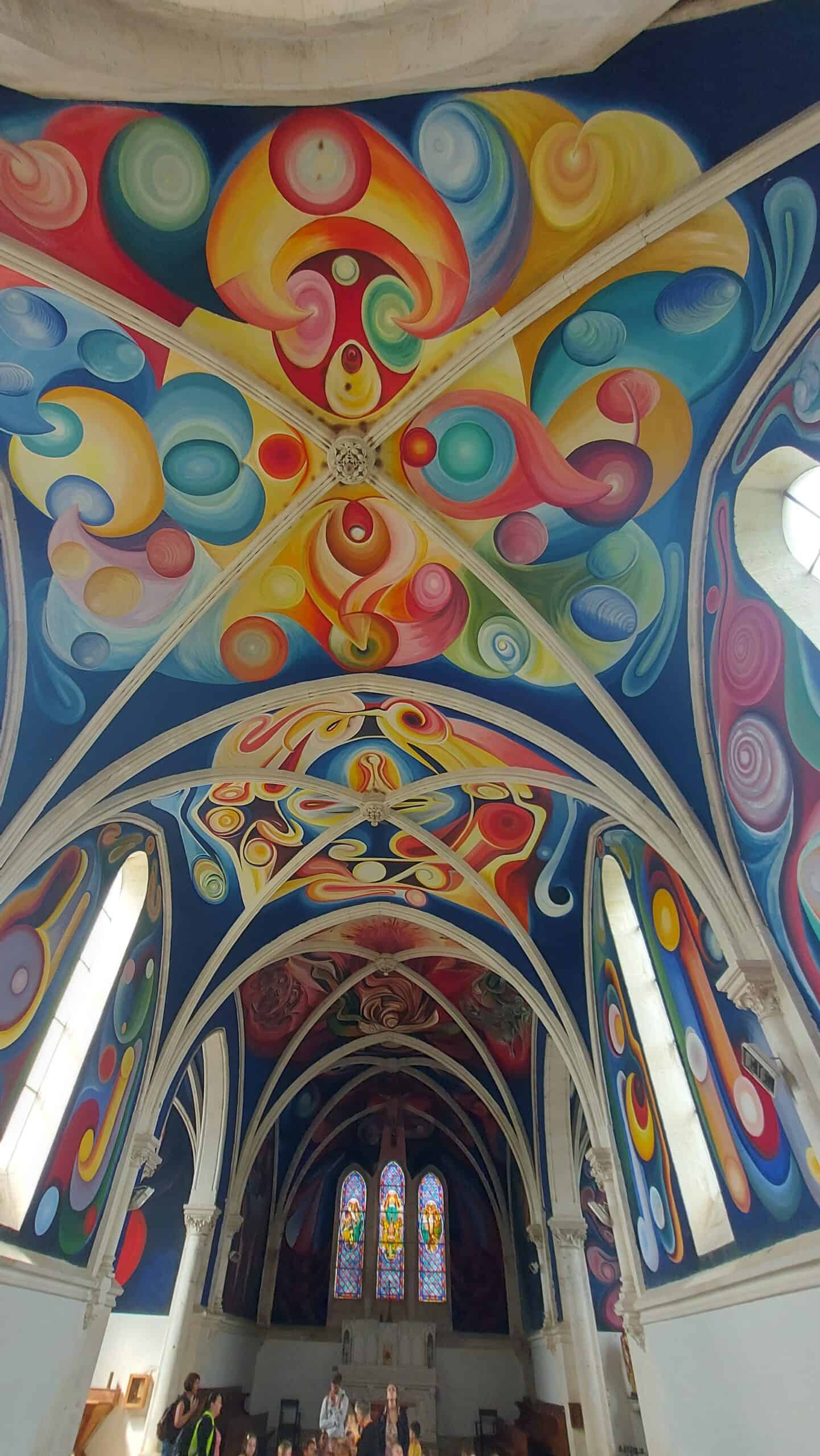 Farbenprächtige moderne Deckenmalerei in einer Kirche