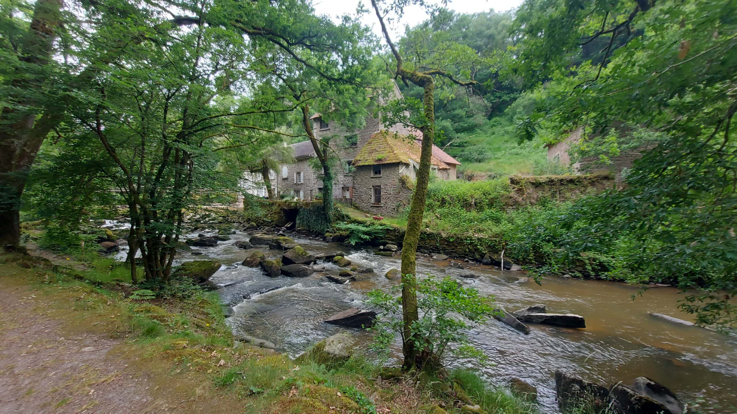 Kleine Steinhäuser an einem Bach