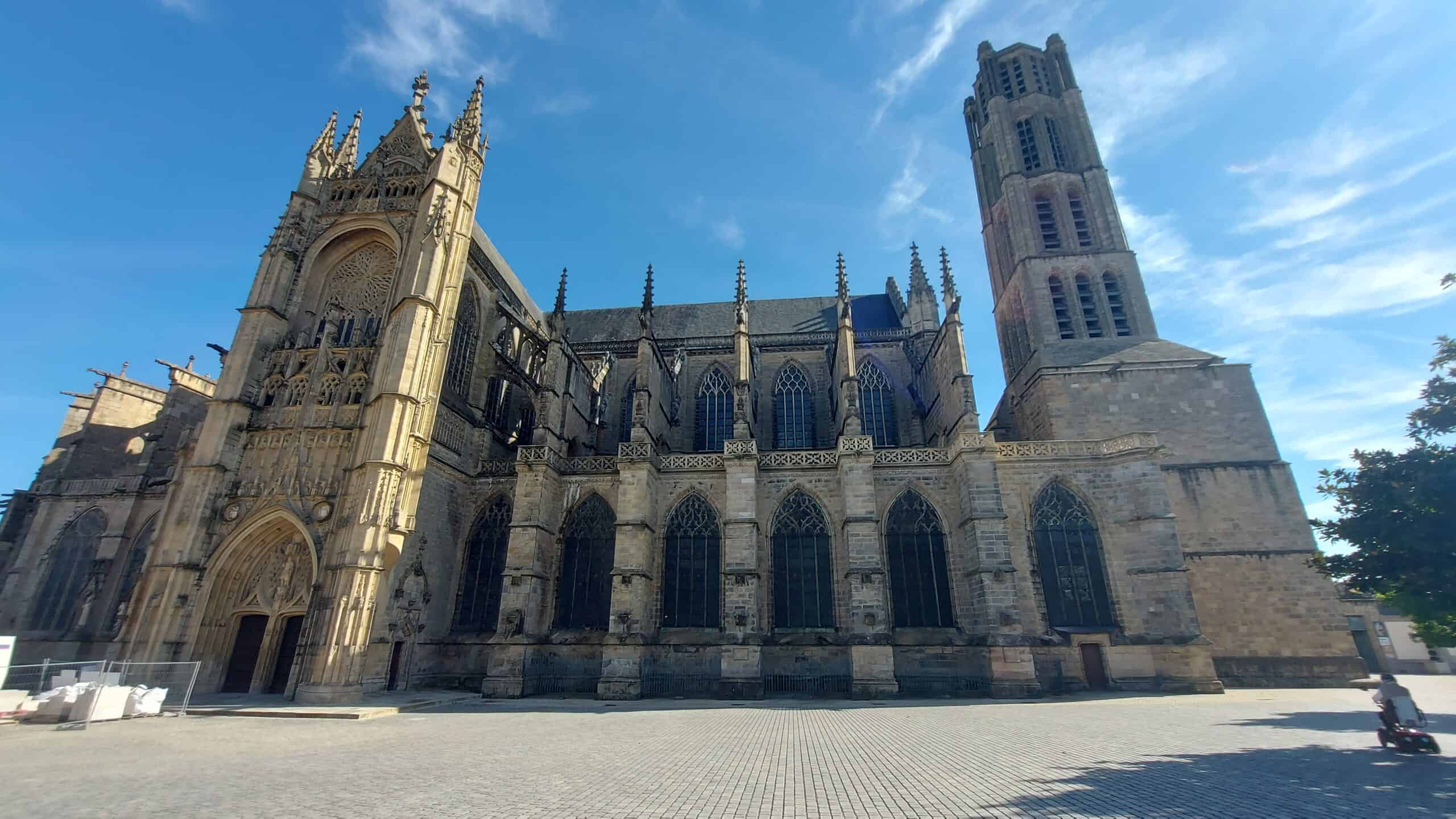 Große gotische Kirche mit hohem Turm