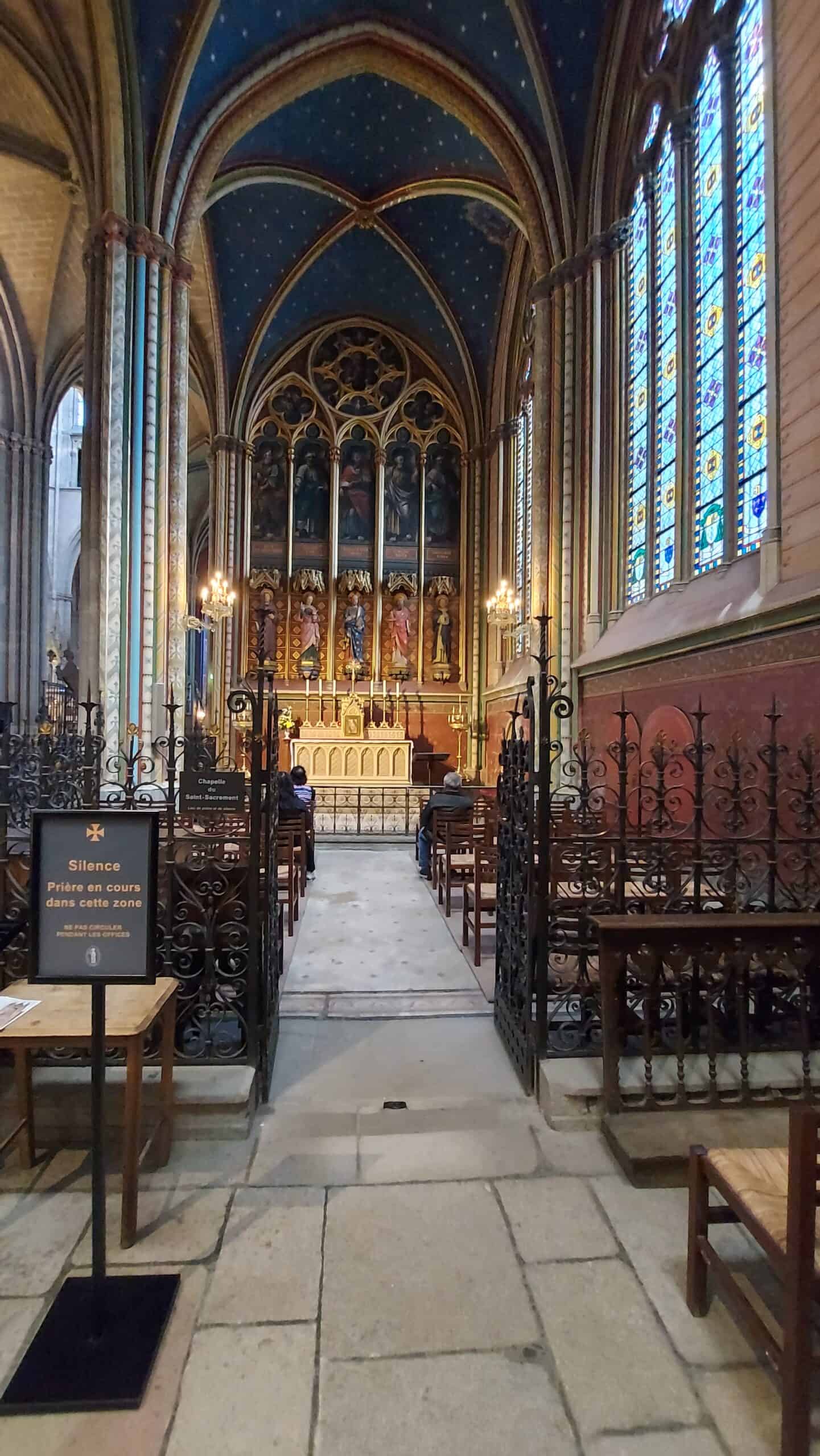 Seitenkapelle mit Altar und bunten Kirchenfenstern