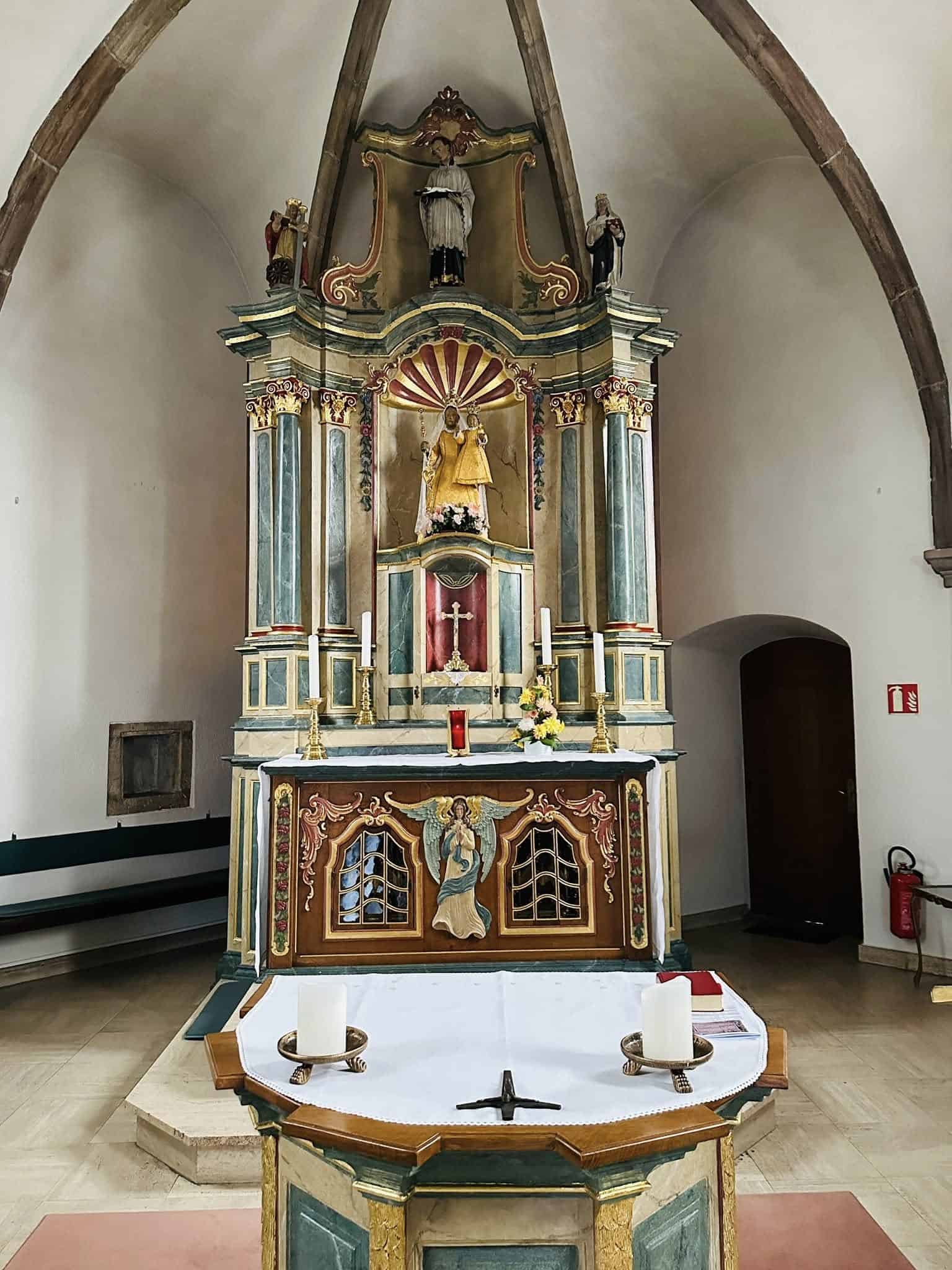 Hochaltar mit farbig gefasstem Retabel in St. Donatus (Pettingen) – Fotoansicht 1.
