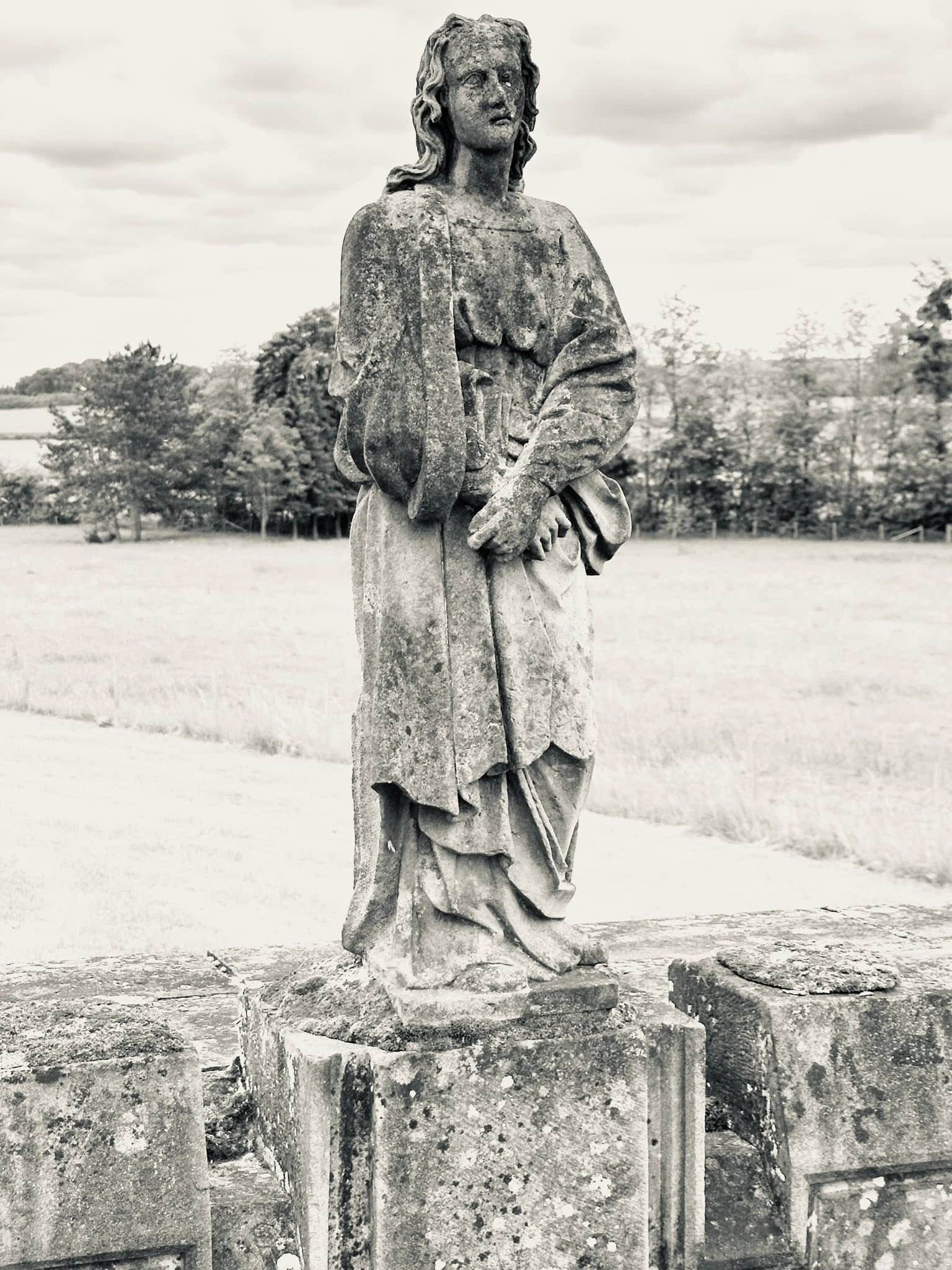 Heiligenfigur – Beidweiler (002) – Friedhof Beidweiler. Darstellung: Heiligenfigur.