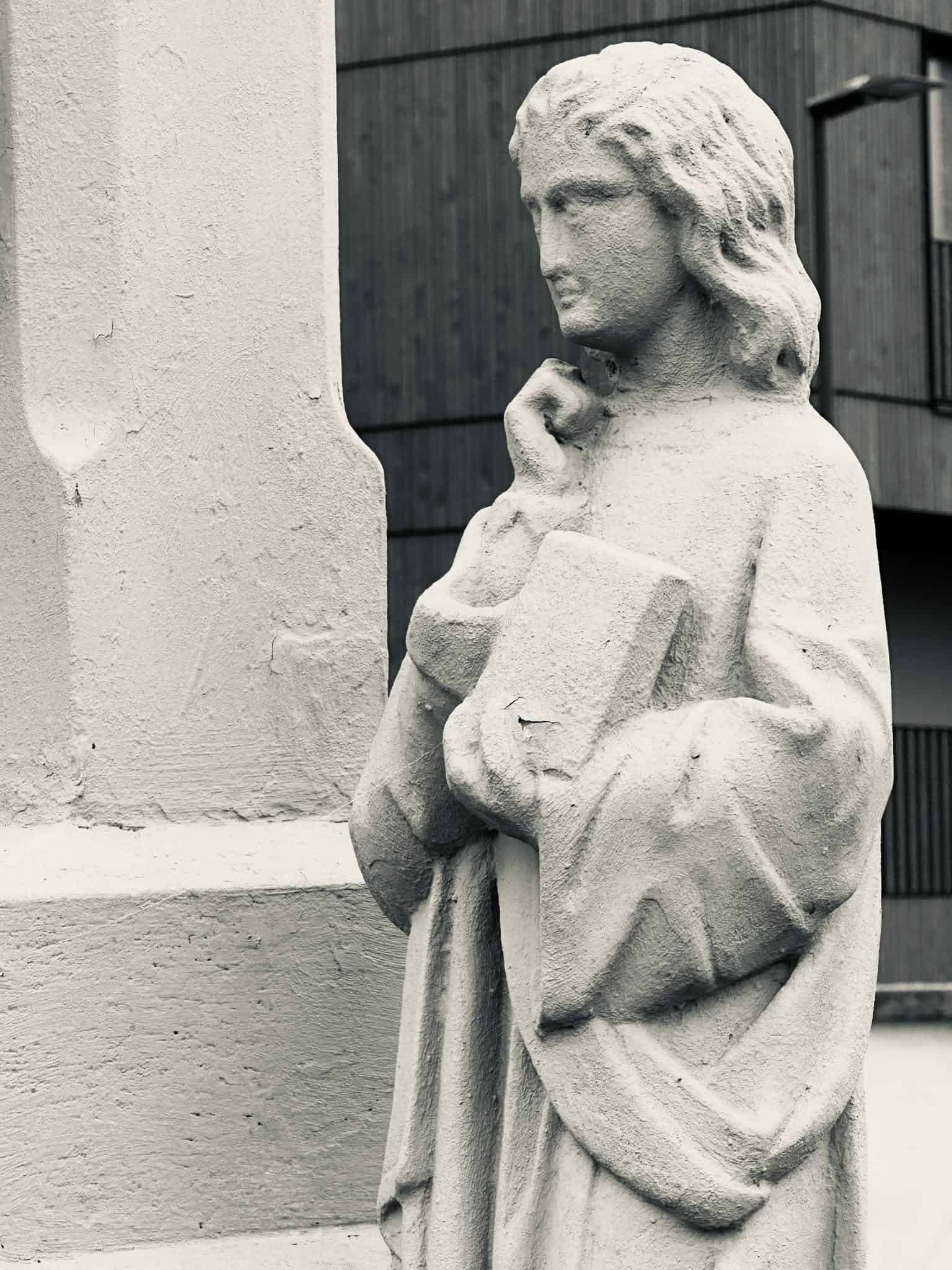 Frauenfigur – Beidweiler (003) – Friedhof Beidweiler. Darstellung: Frau.