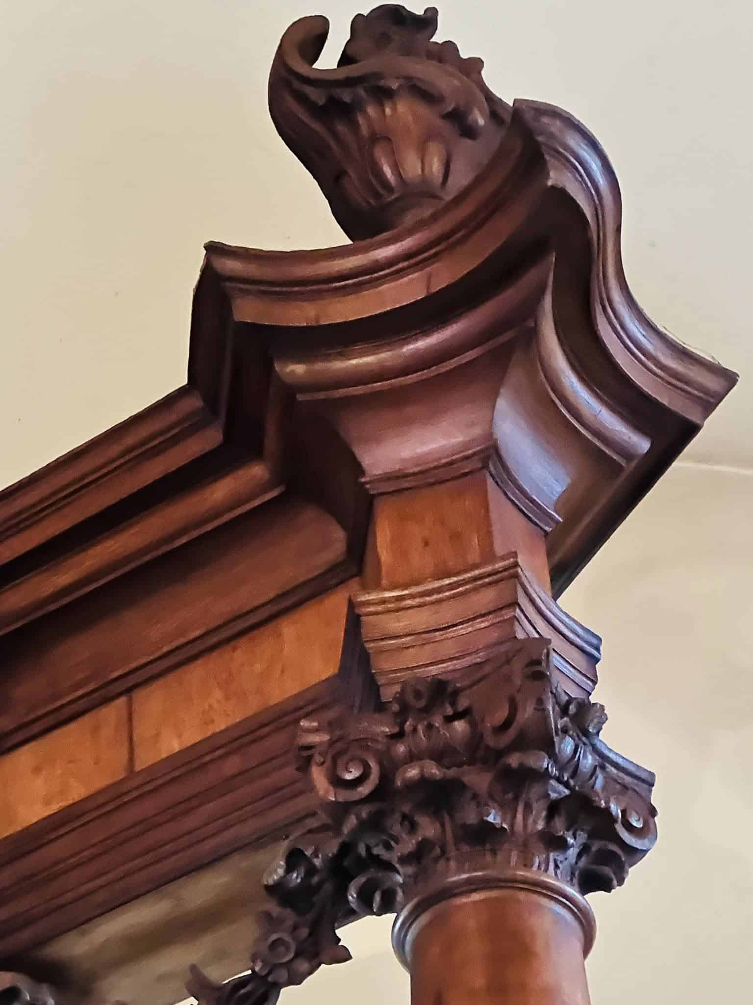 Geschnitzte Holzbauteile – Reckingen