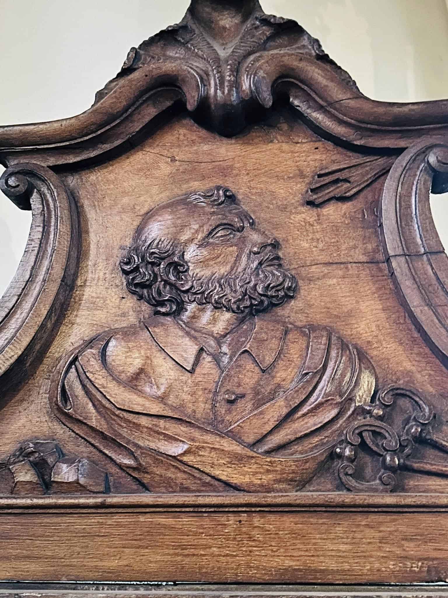 Figürliche Reliefs am Kirchengestühl – Reckingen