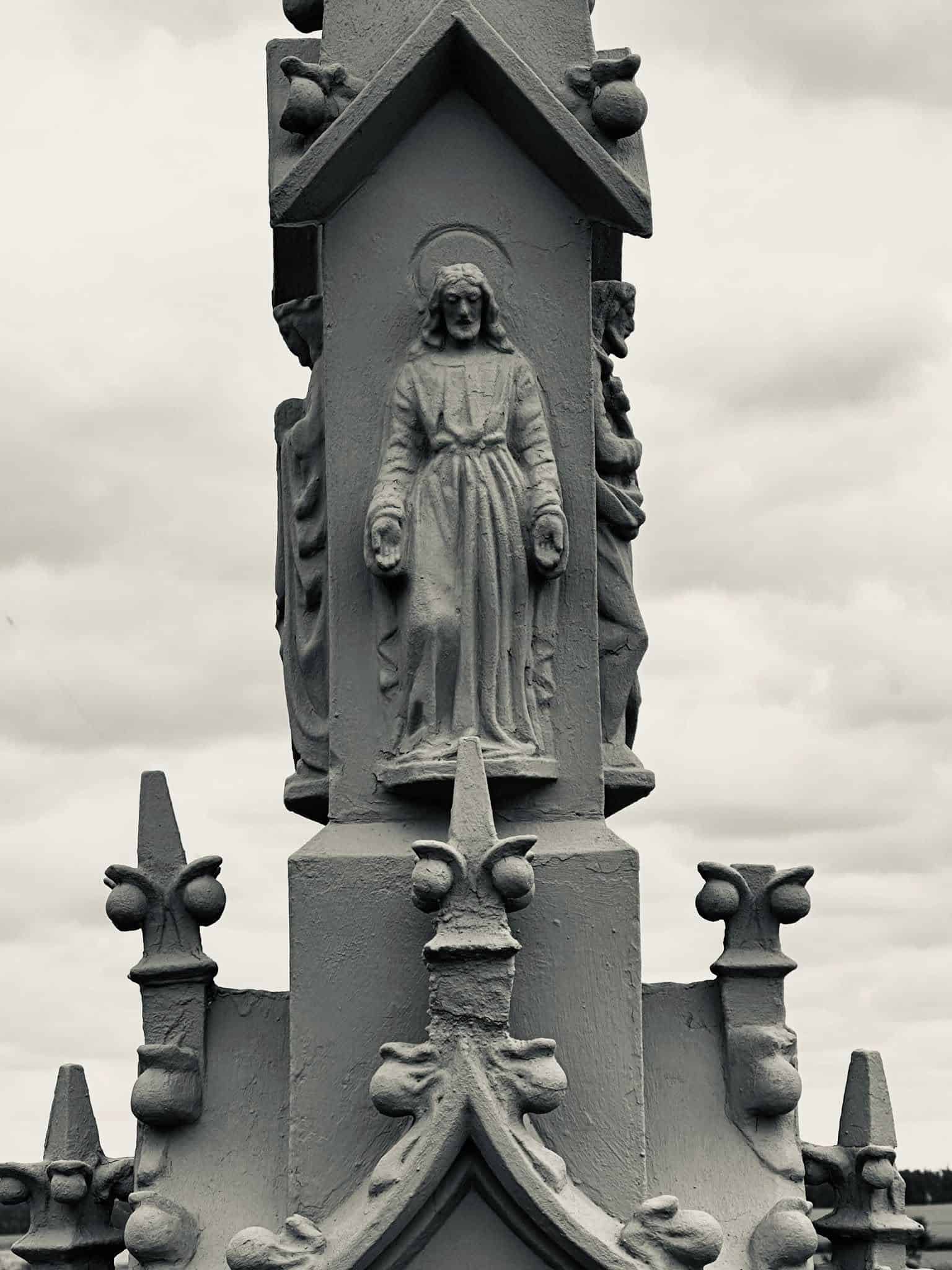Heiligenfigur – Beidweiler (005) – Friedhof Beidweiler. Darstellung: Heiligenfigur.