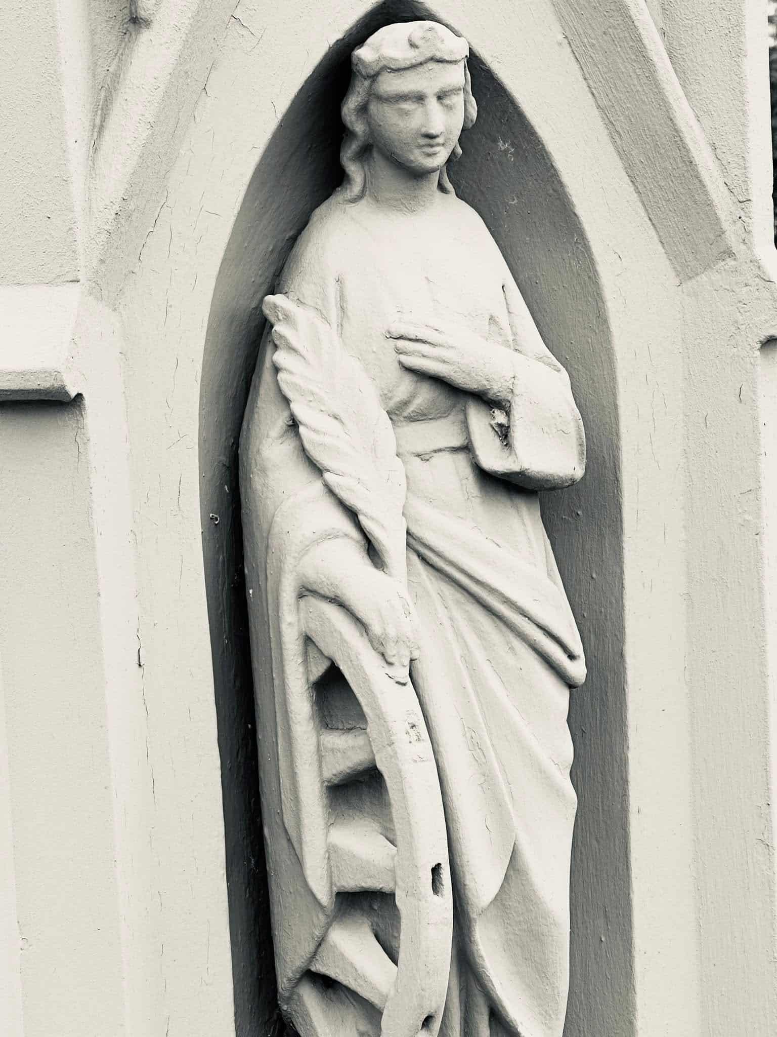 Frauenfigur – Beidweiler (008) – Friedhof Beidweiler. Darstellung: Frau.