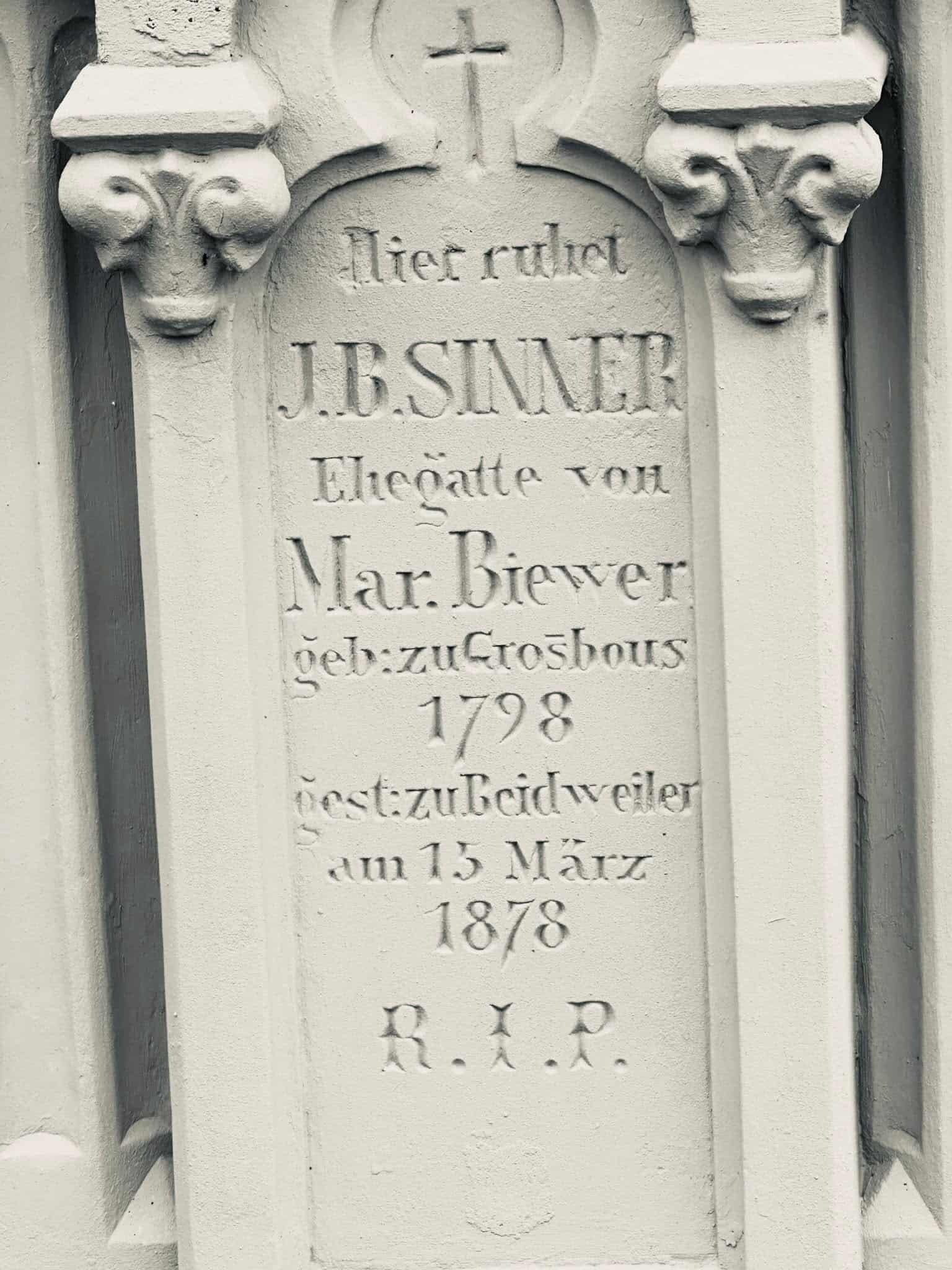 Grabmal und Detail – Beidweiler (009) – Friedhof Beidweiler.