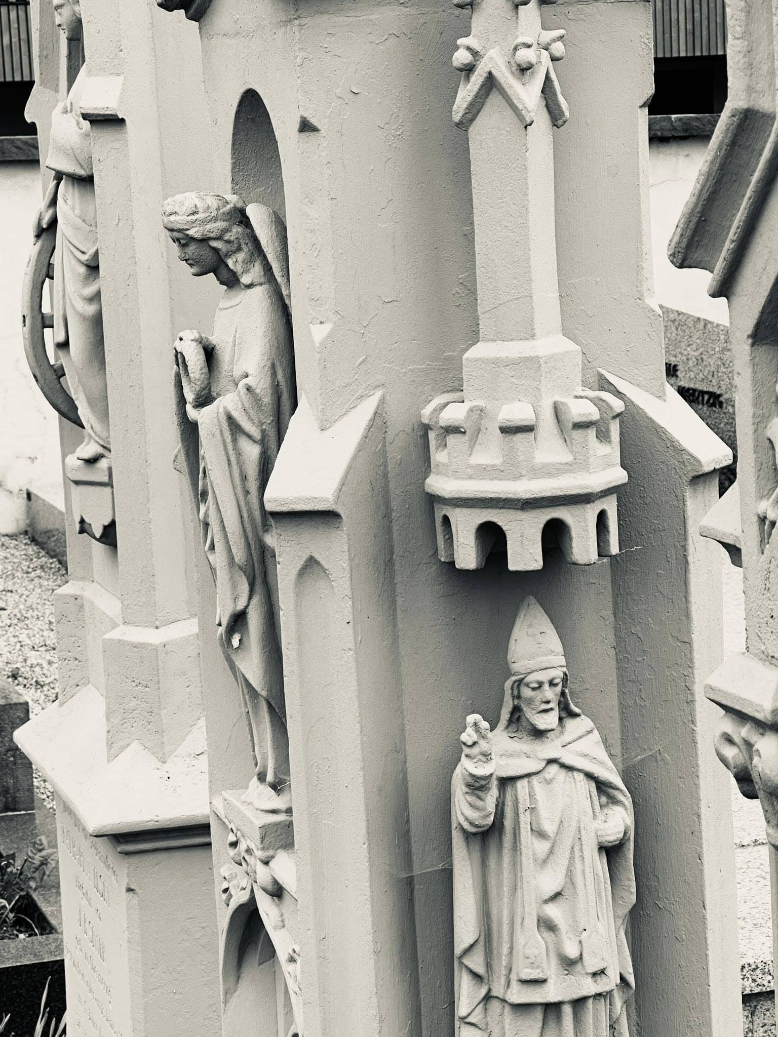 Grabmal und Detail – Beidweiler (011) – Friedhof Beidweiler.