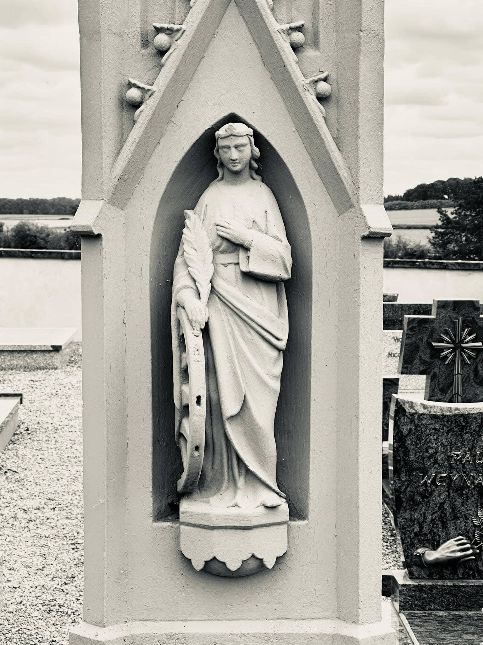 Frauenfigur – Beidweiler (013) – Friedhof Beidweiler. Darstellung: Frau.