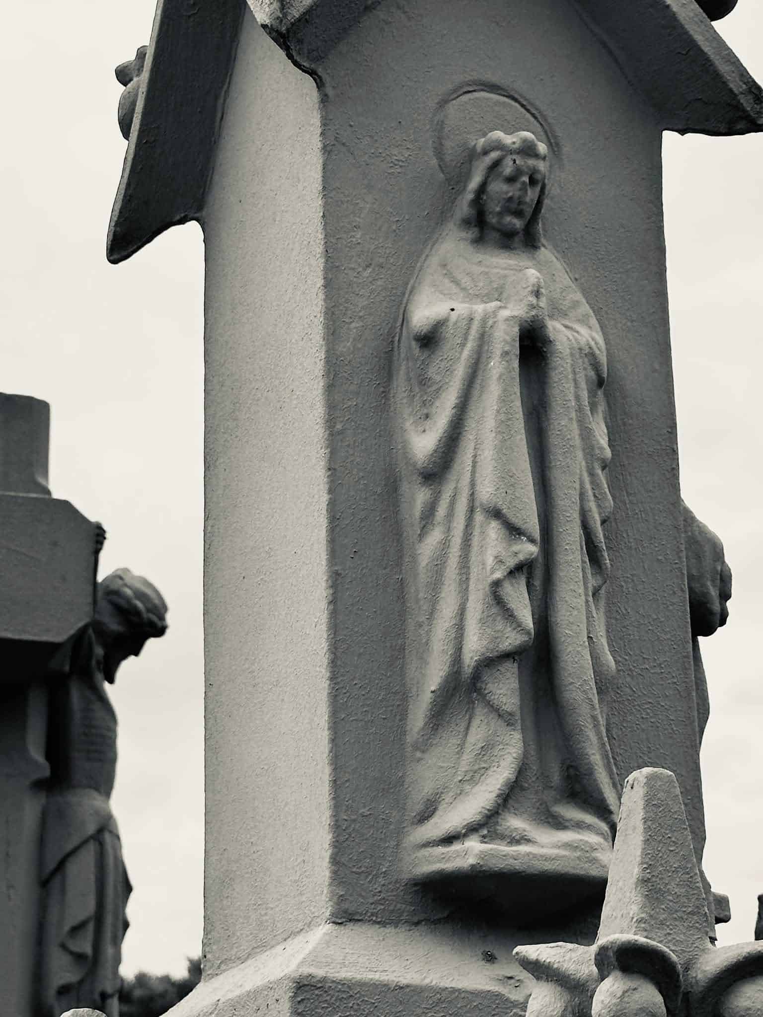 Heiligenfigur – Beidweiler (016) – Friedhof Beidweiler. Darstellung: Heiligenfigur.