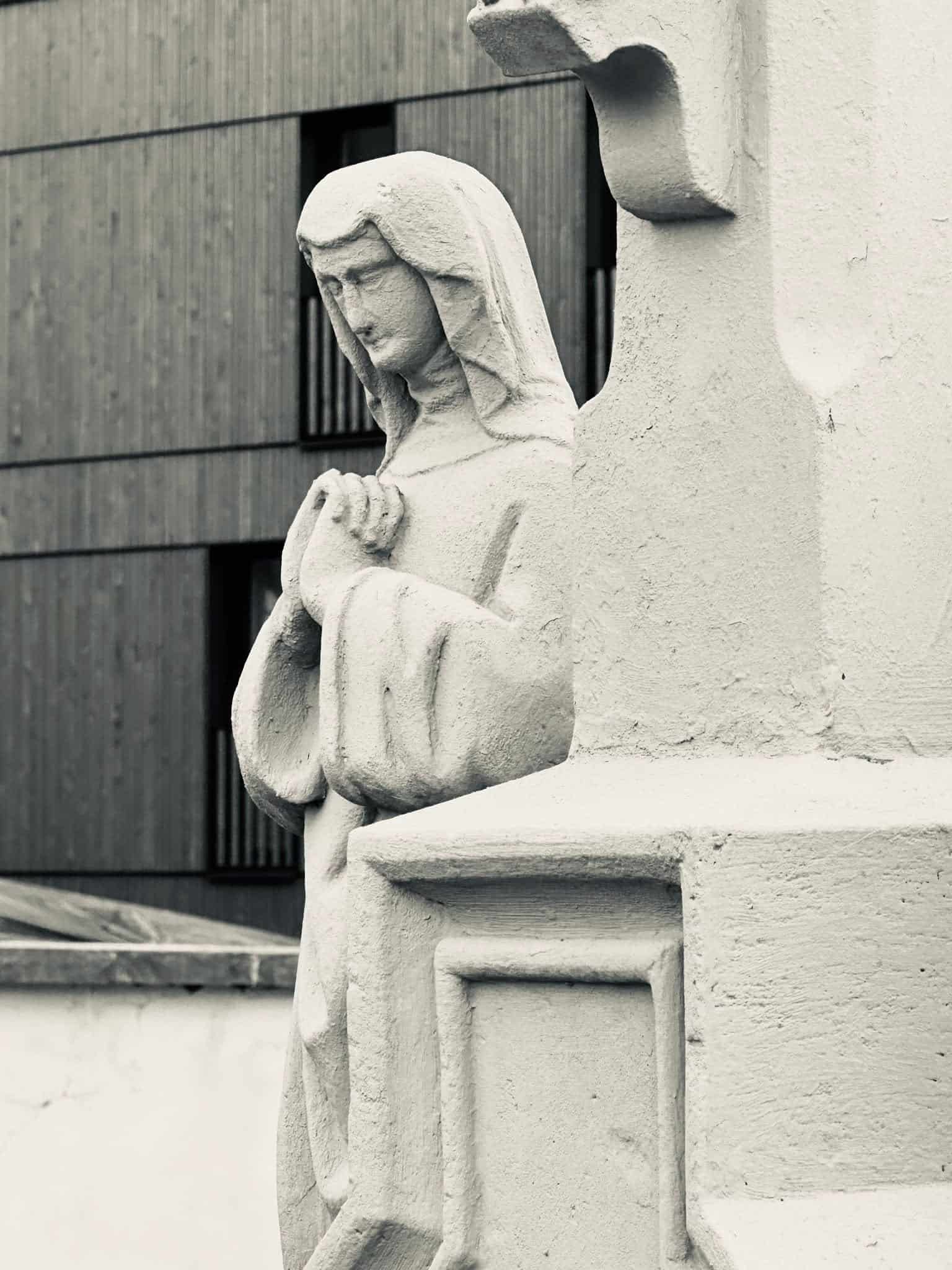 Frauenfigur – Beidweiler (018) – Friedhof Beidweiler. Darstellung: Frau.